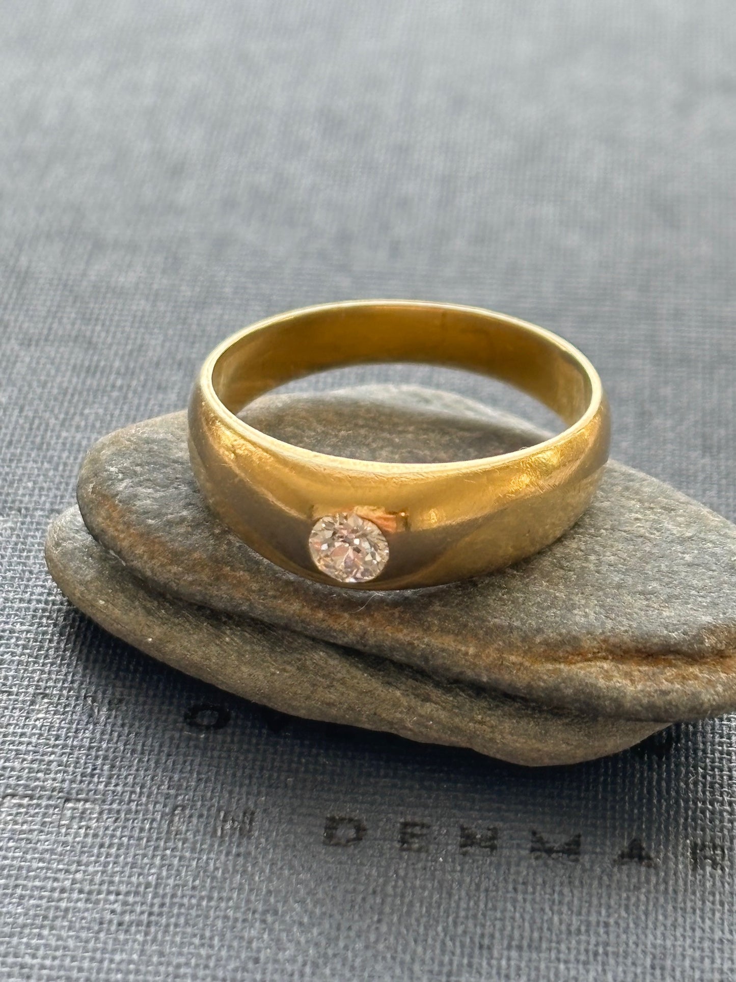 Vintage 18k Gold Bombe/ Donut Ring w/ 0.25 Diamond