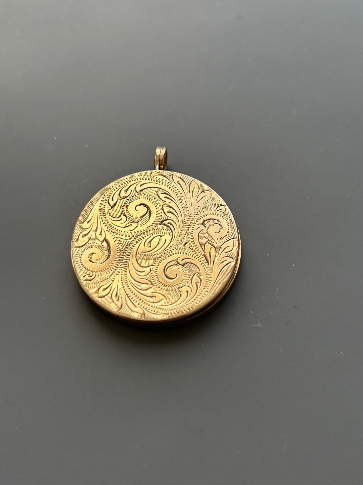 9k Gold Locket Case w Decorative Pattern