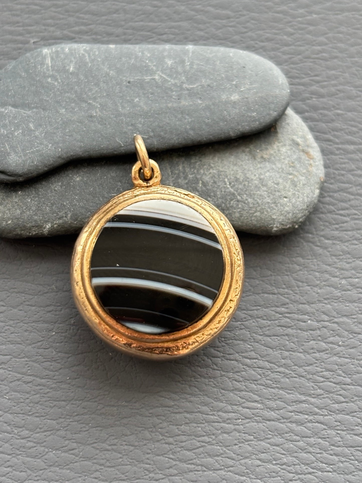 Vintage 9ct Gold Banded Agate Pendant