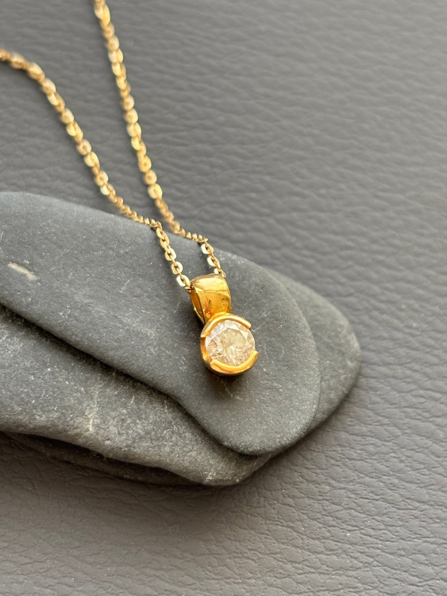 18k Gold Floating Diamond Necklace