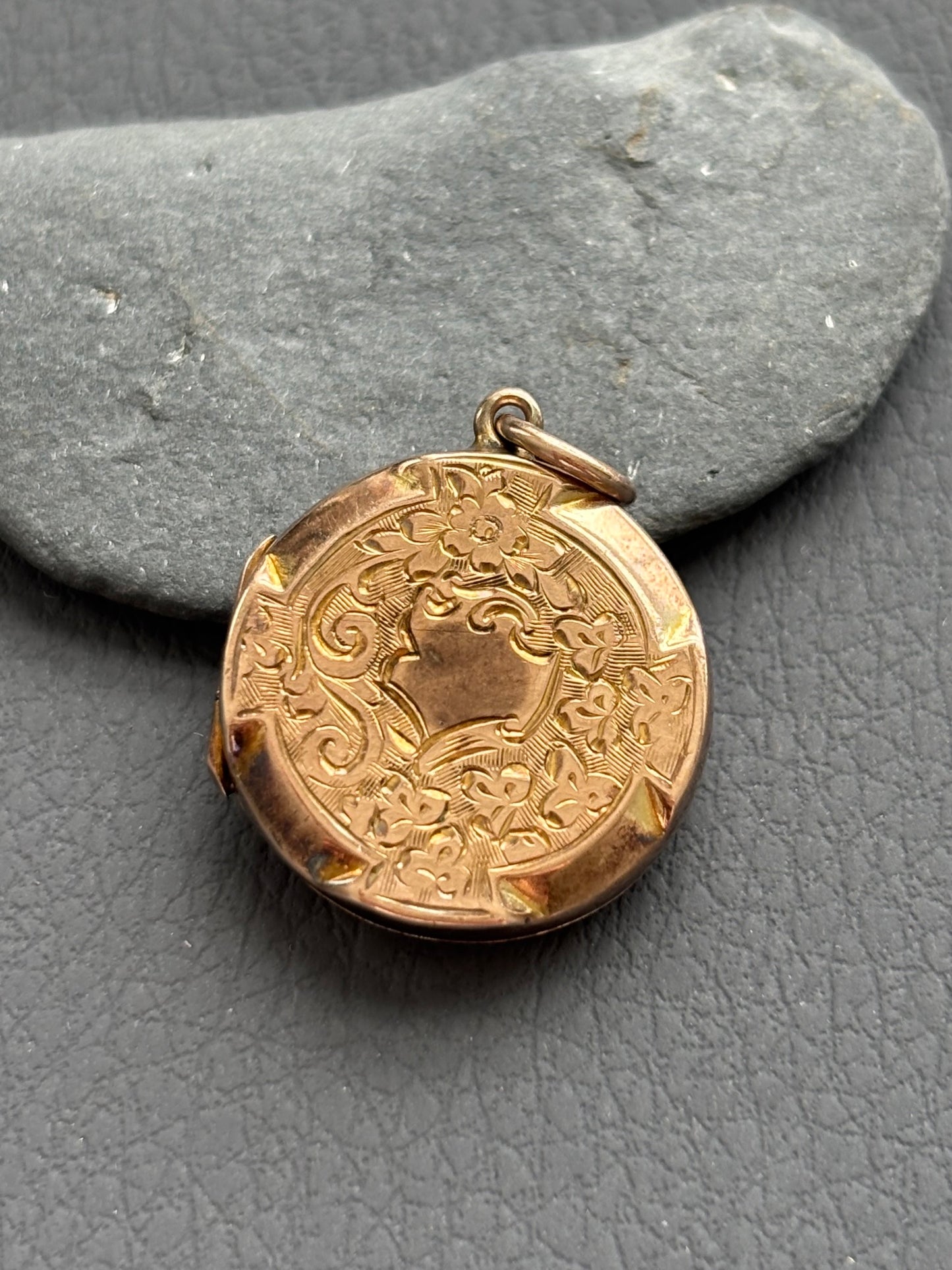 9k Gold Engraved Circular Locket