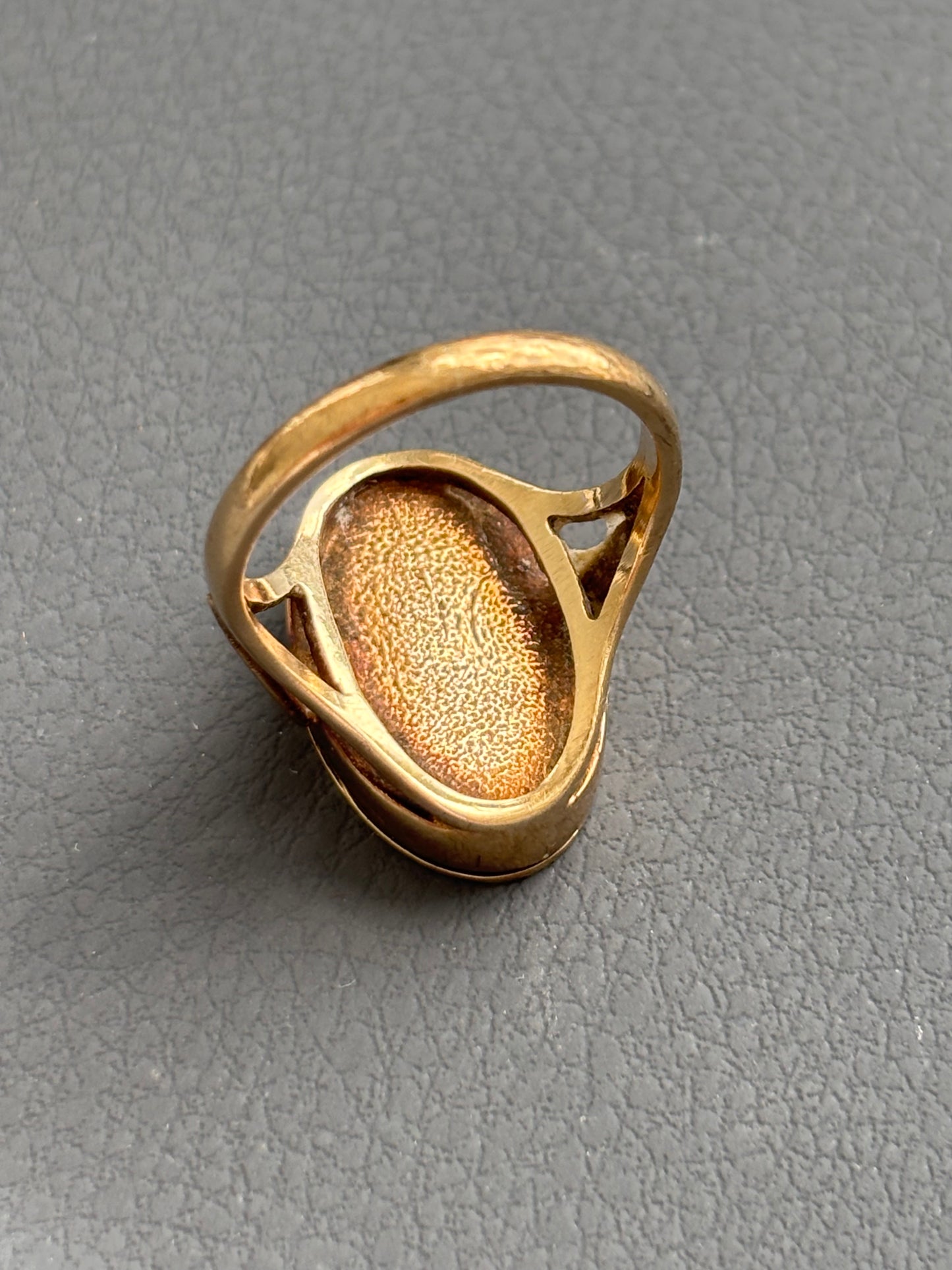 Vintage 9k Gold Engraved Locket Ring