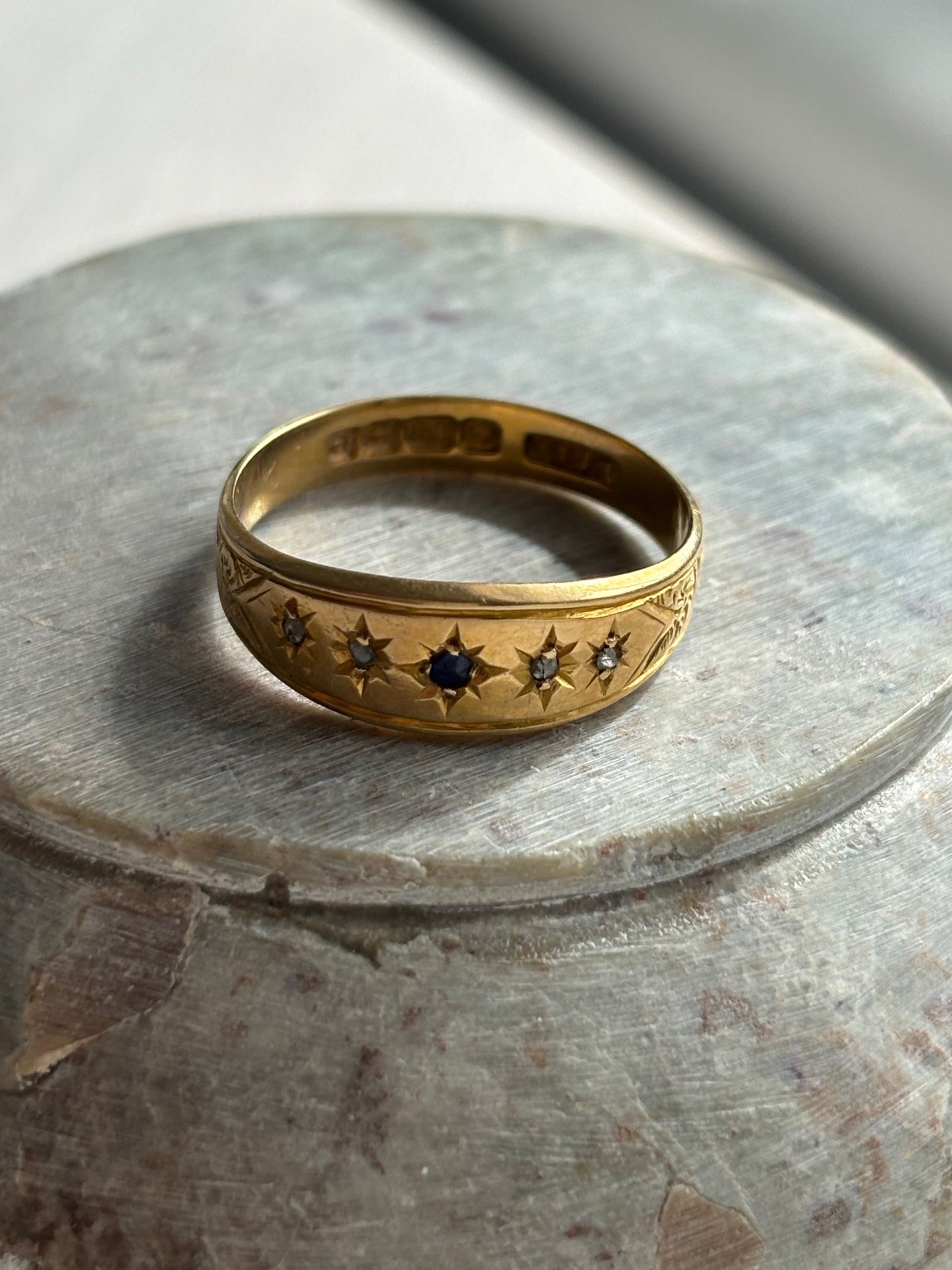 18k Gold Gypset Ring with Diamond and Sapphire