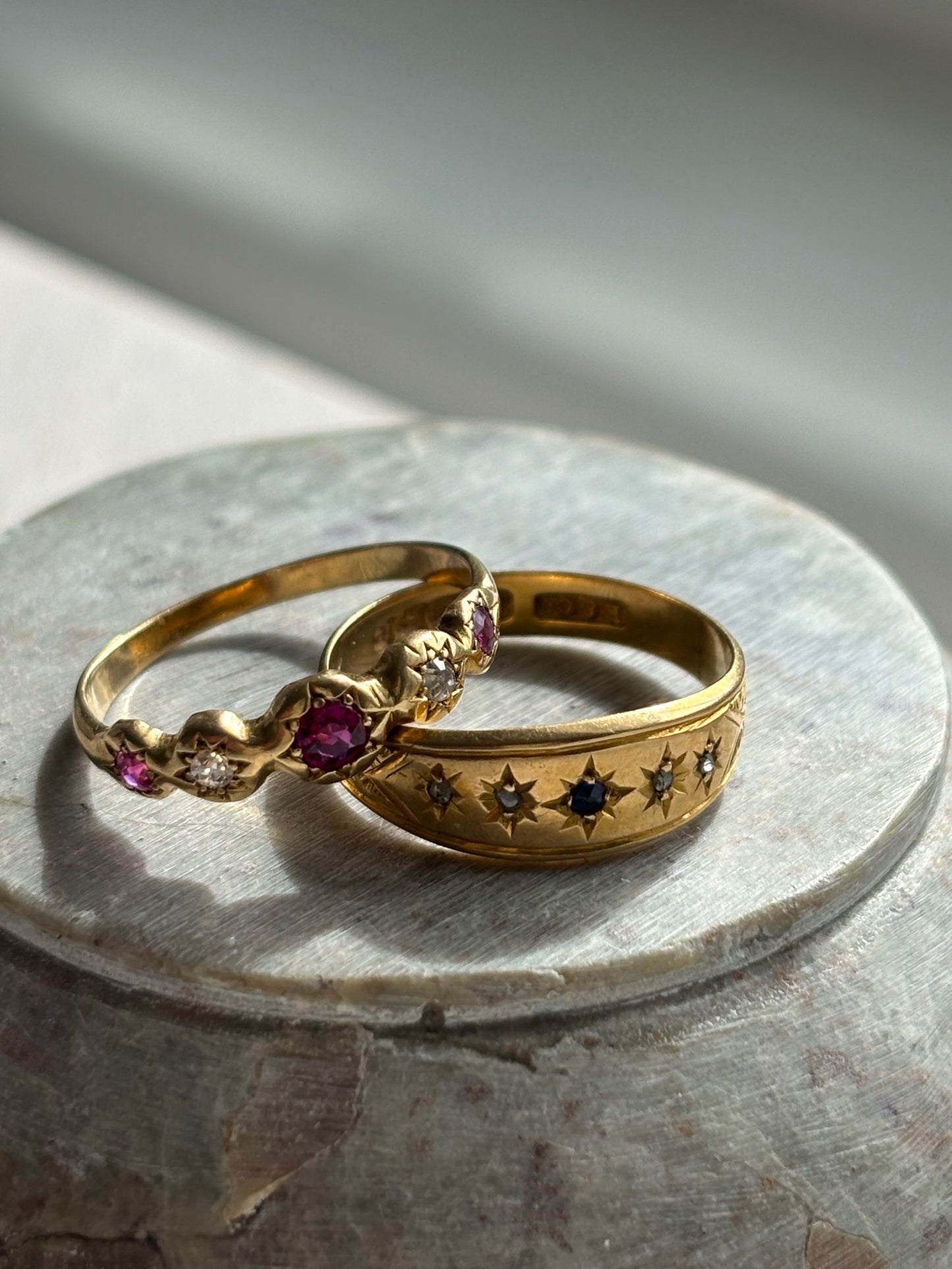 18k Gold Gypset Ring with Diamond and Sapphire