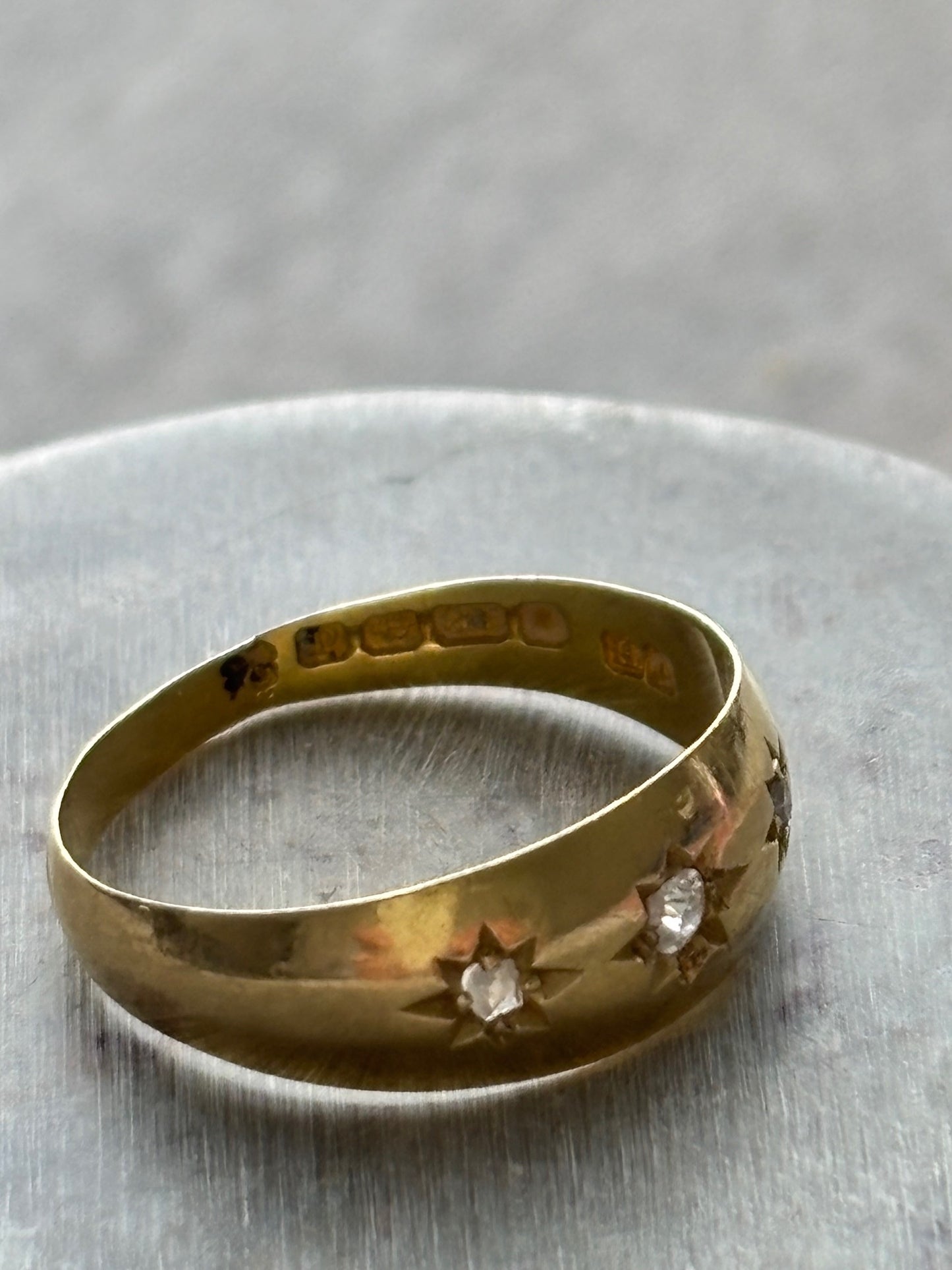 Vintage 18k Gold Three Diamond Gypset Ring