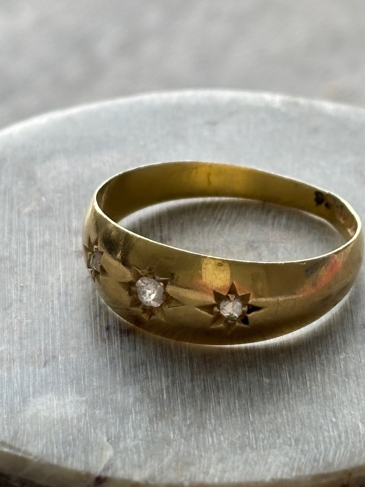 Vintage 18k Gold Three Diamond Gypset Ring