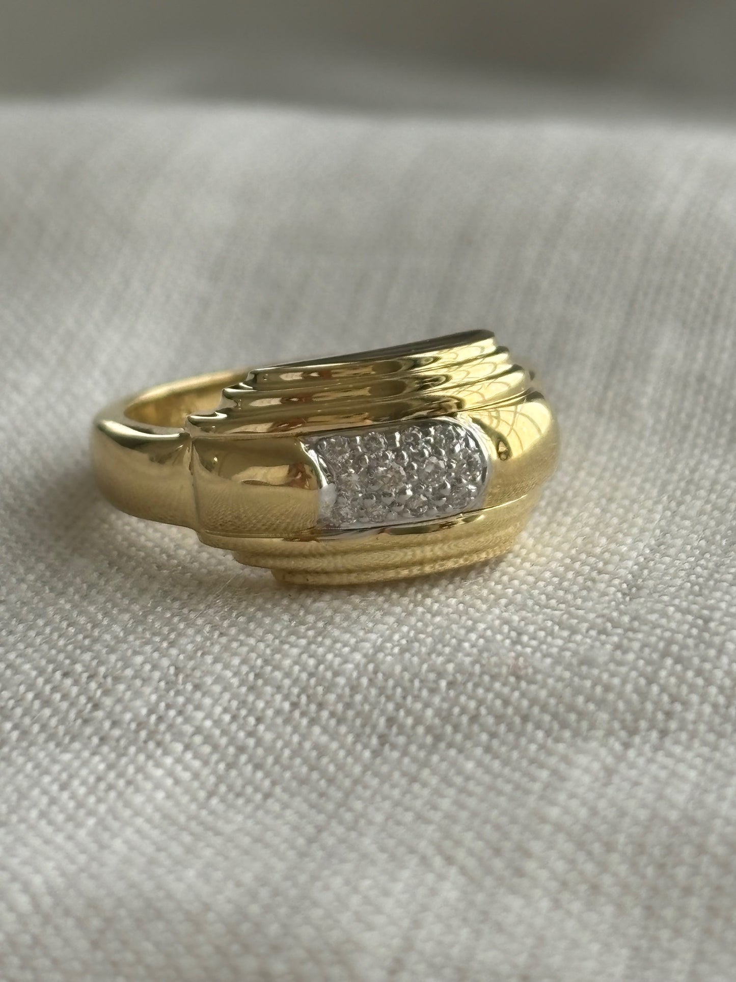Vintage 18k Gold and 12 Diamond Ring