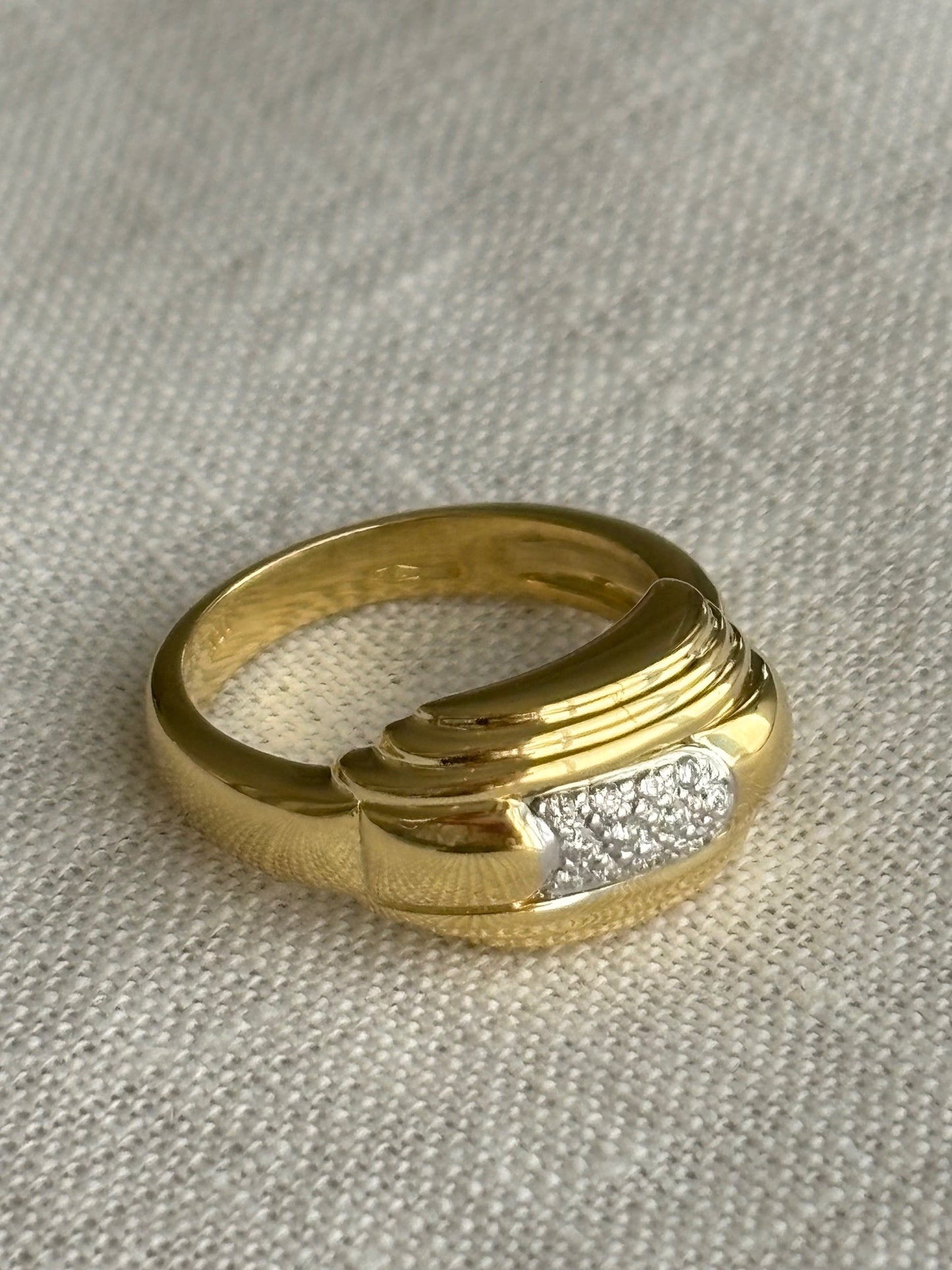 Vintage 18k Gold and 12 Diamond Ring
