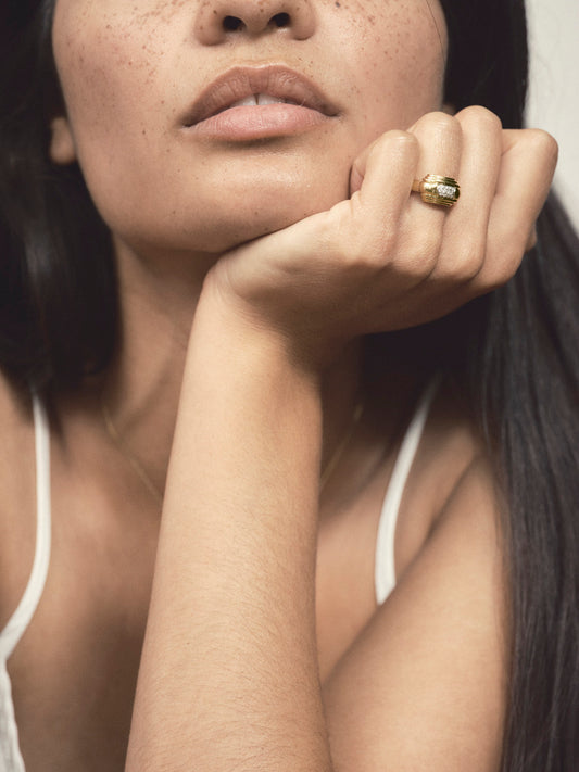 Vintage 18k Gold and 12 Diamond Ring