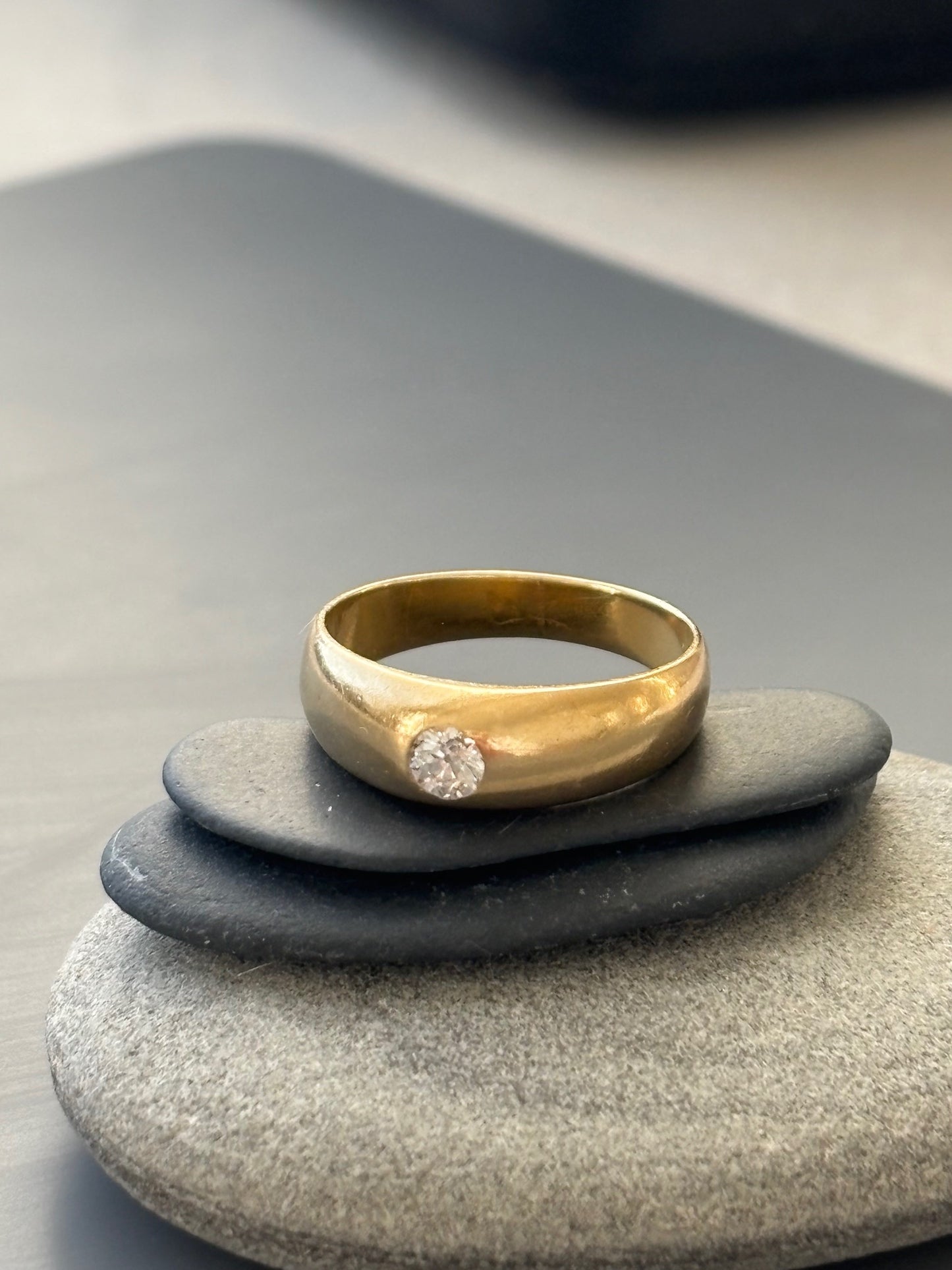 Vintage 18k Gold Bombe/ Donut Ring w/ 0.25 Diamond