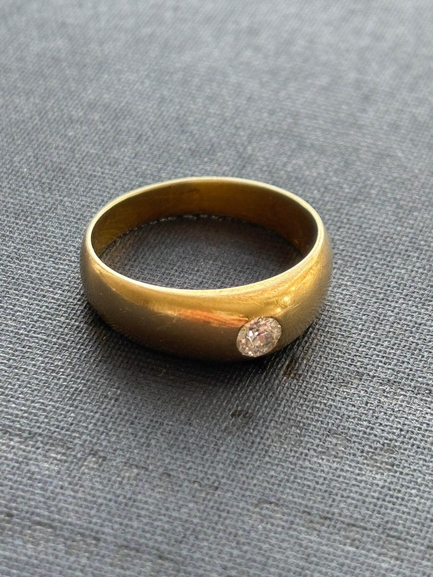 Vintage 18k Gold Bombe/ Donut Ring w/ 0.25 Diamond