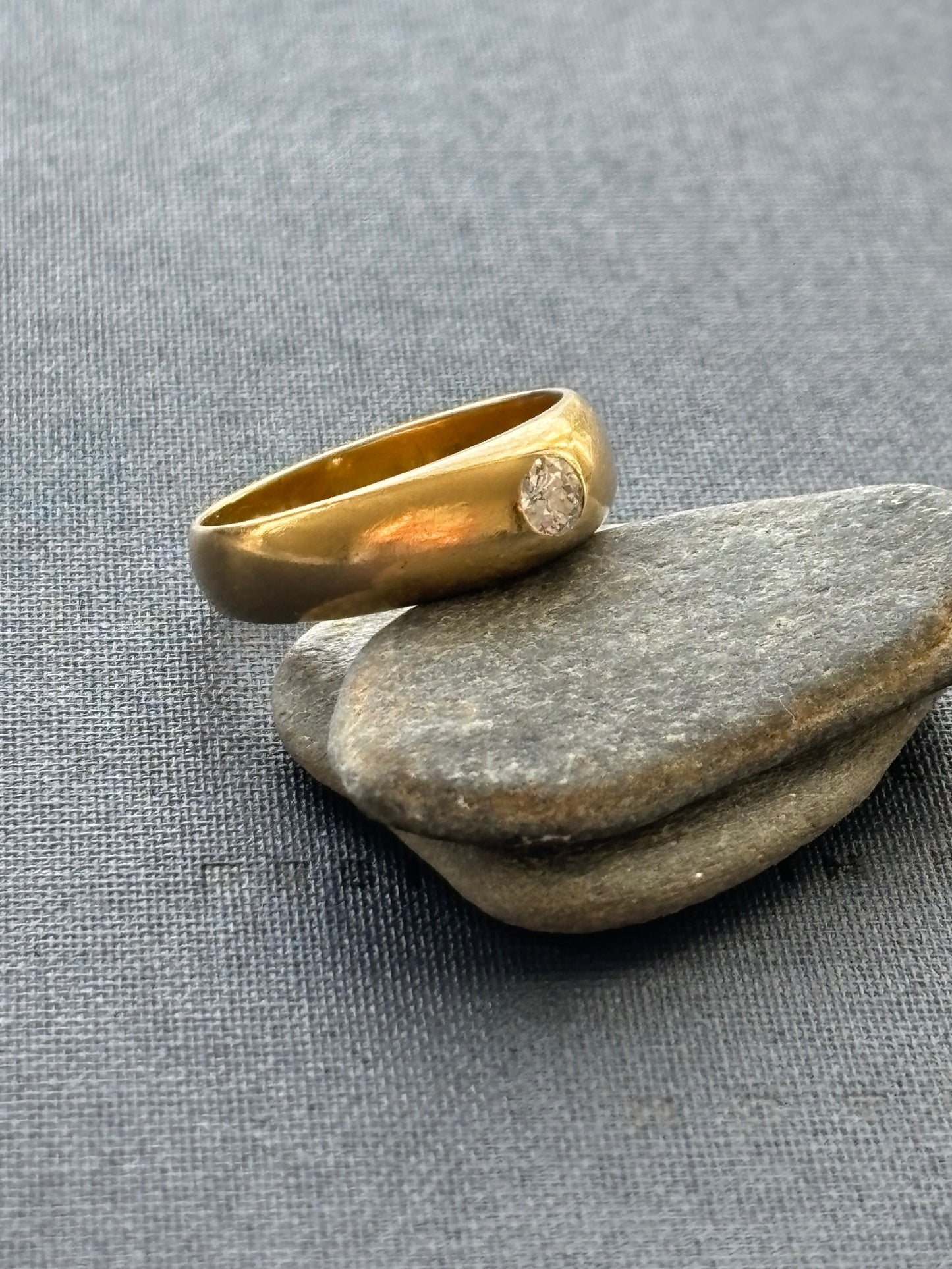 Vintage 18k Gold Bombe/ Donut Ring w/ 0.25 Diamond
