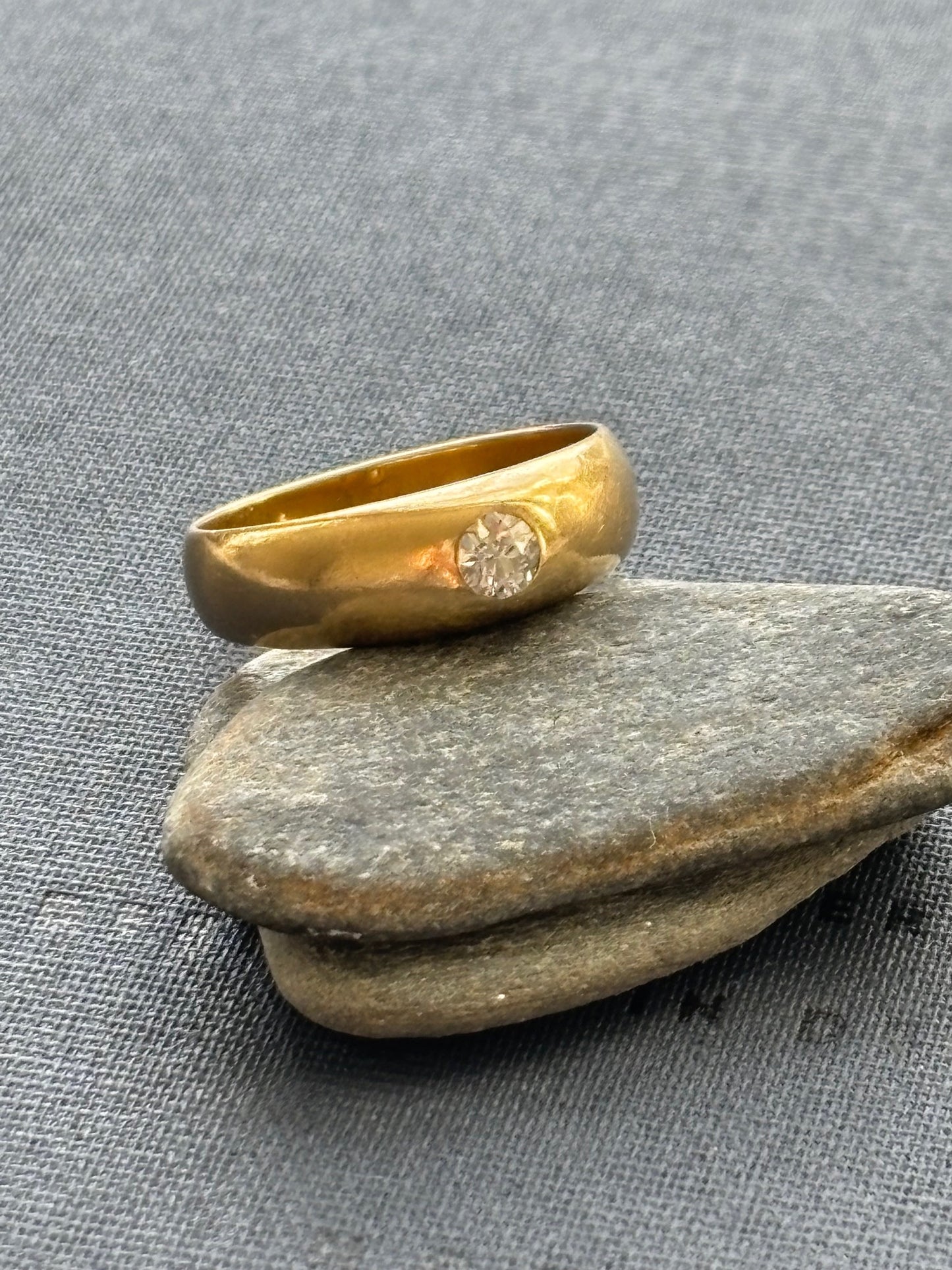Vintage 18k Gold Bombe/ Donut Ring w/ 0.25 Diamond