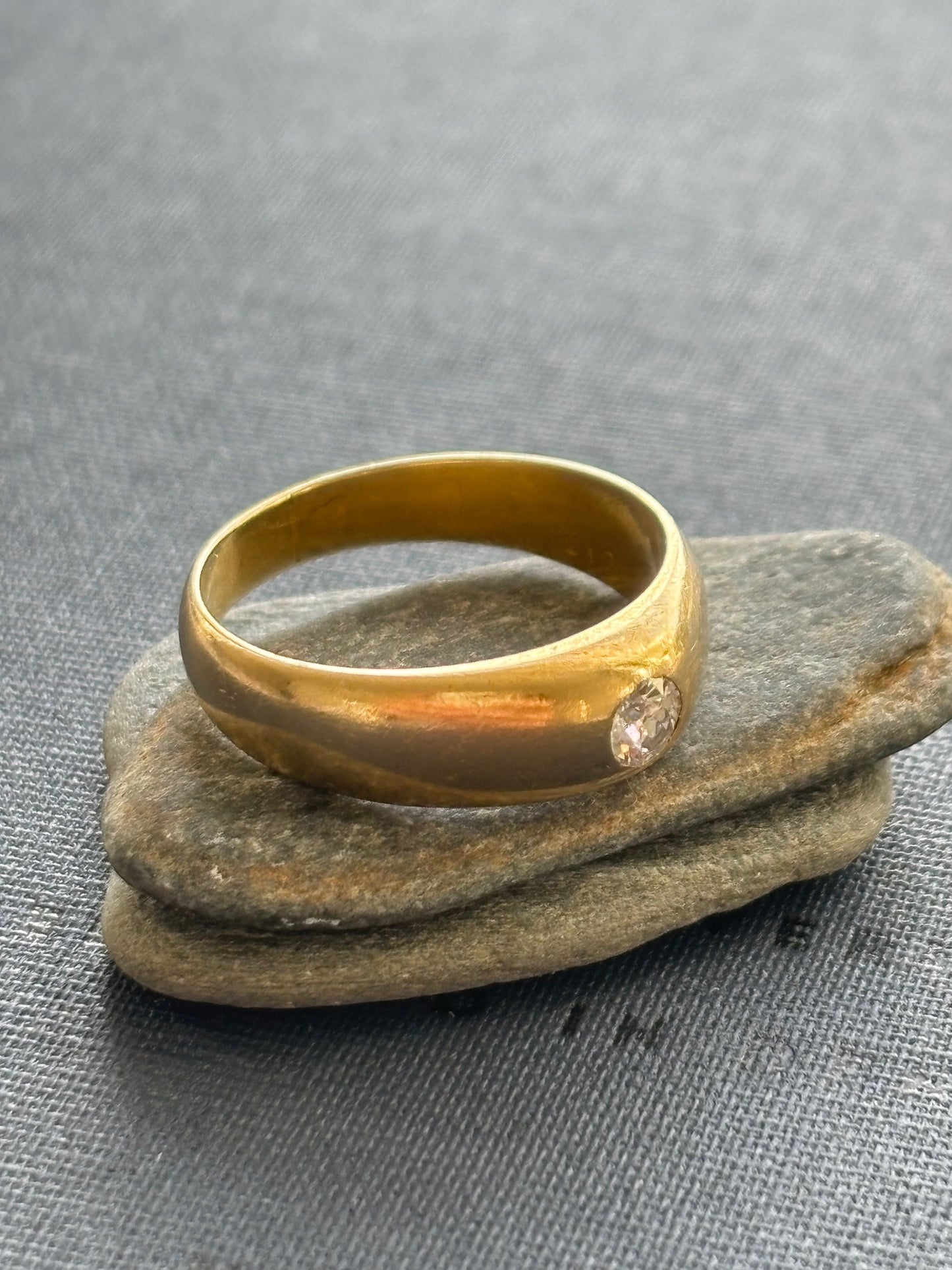 Vintage 18k Gold Bombe/ Donut Ring w/ 0.25 Diamond