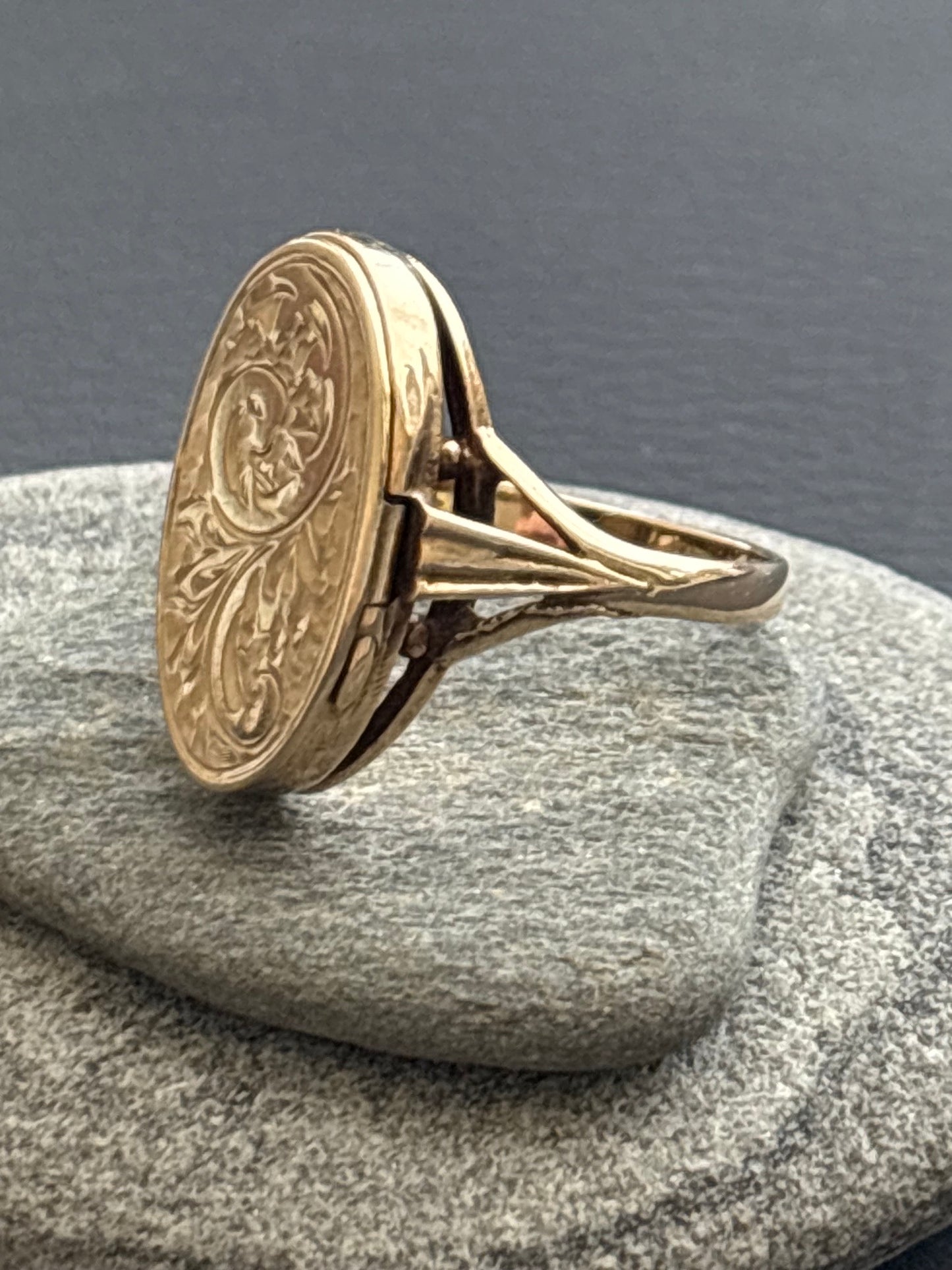 Vintage 9k Gold Locket Ring