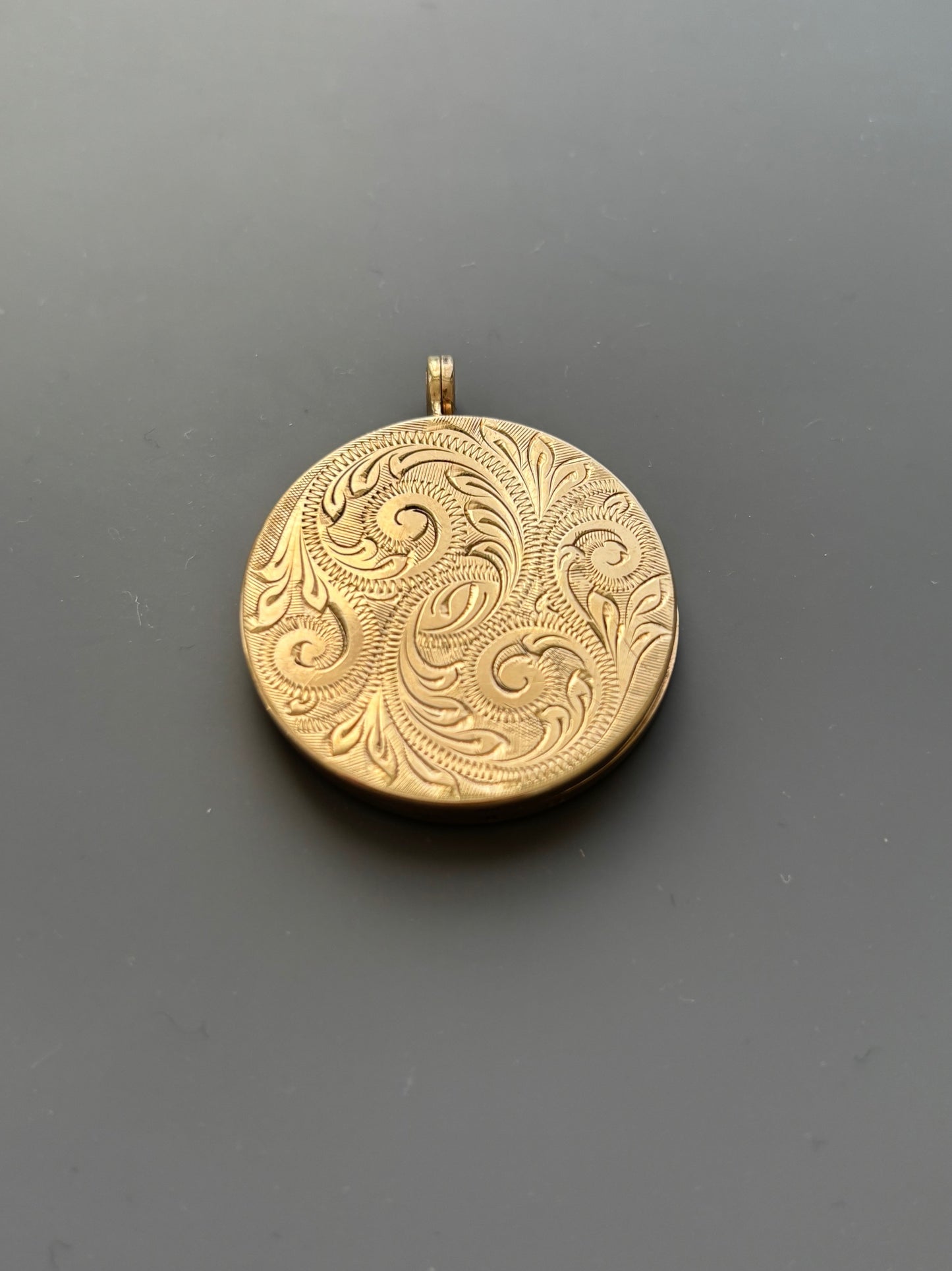 9k Gold Locket Case w Decorative Pattern