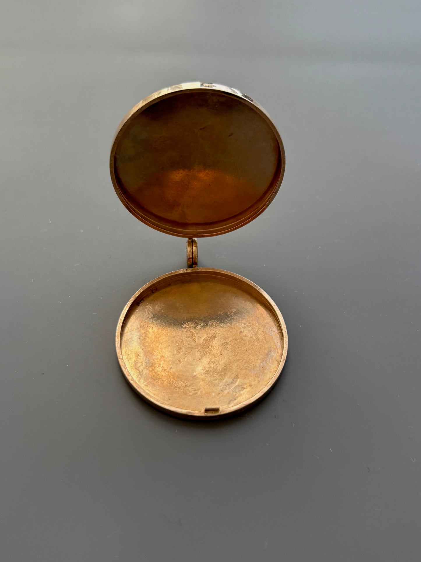 9k Gold Locket Case w Decorative Pattern