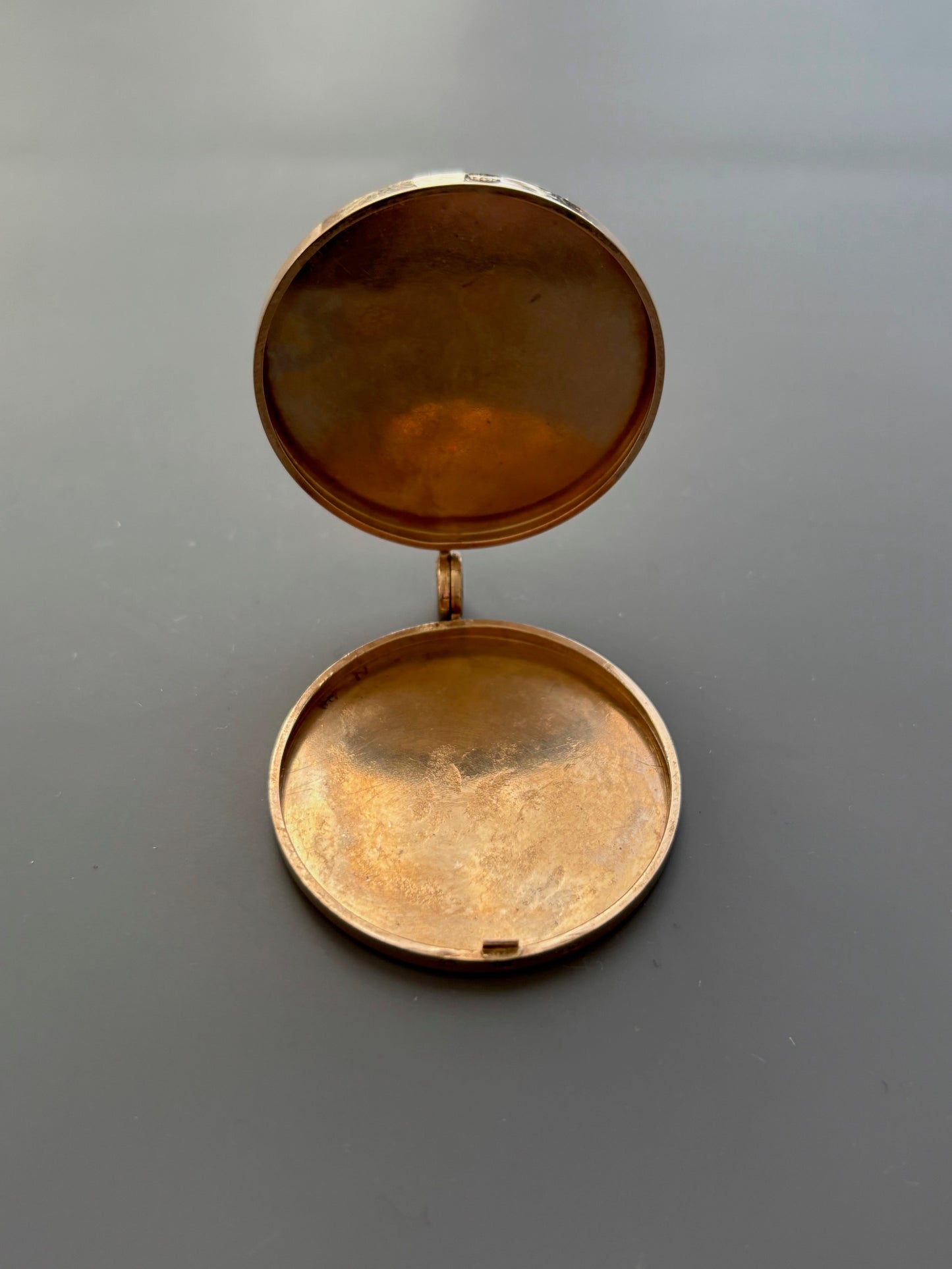 9k Gold Locket Case w Decorative Pattern