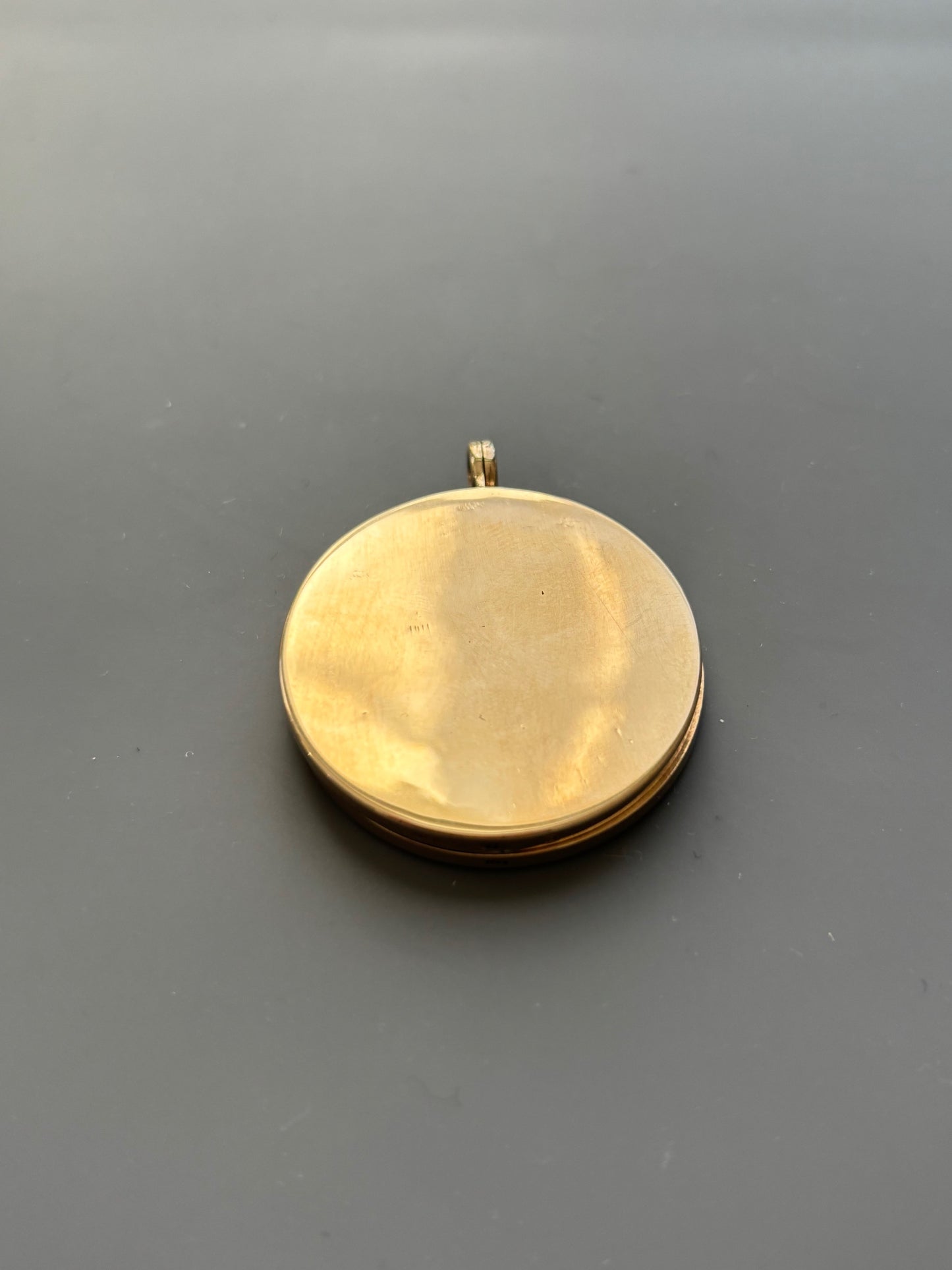 9k Gold Locket Case w Decorative Pattern