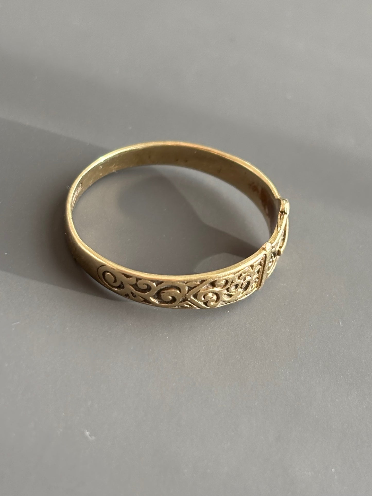 9k Gold Vintage Engraved Buckle Ring