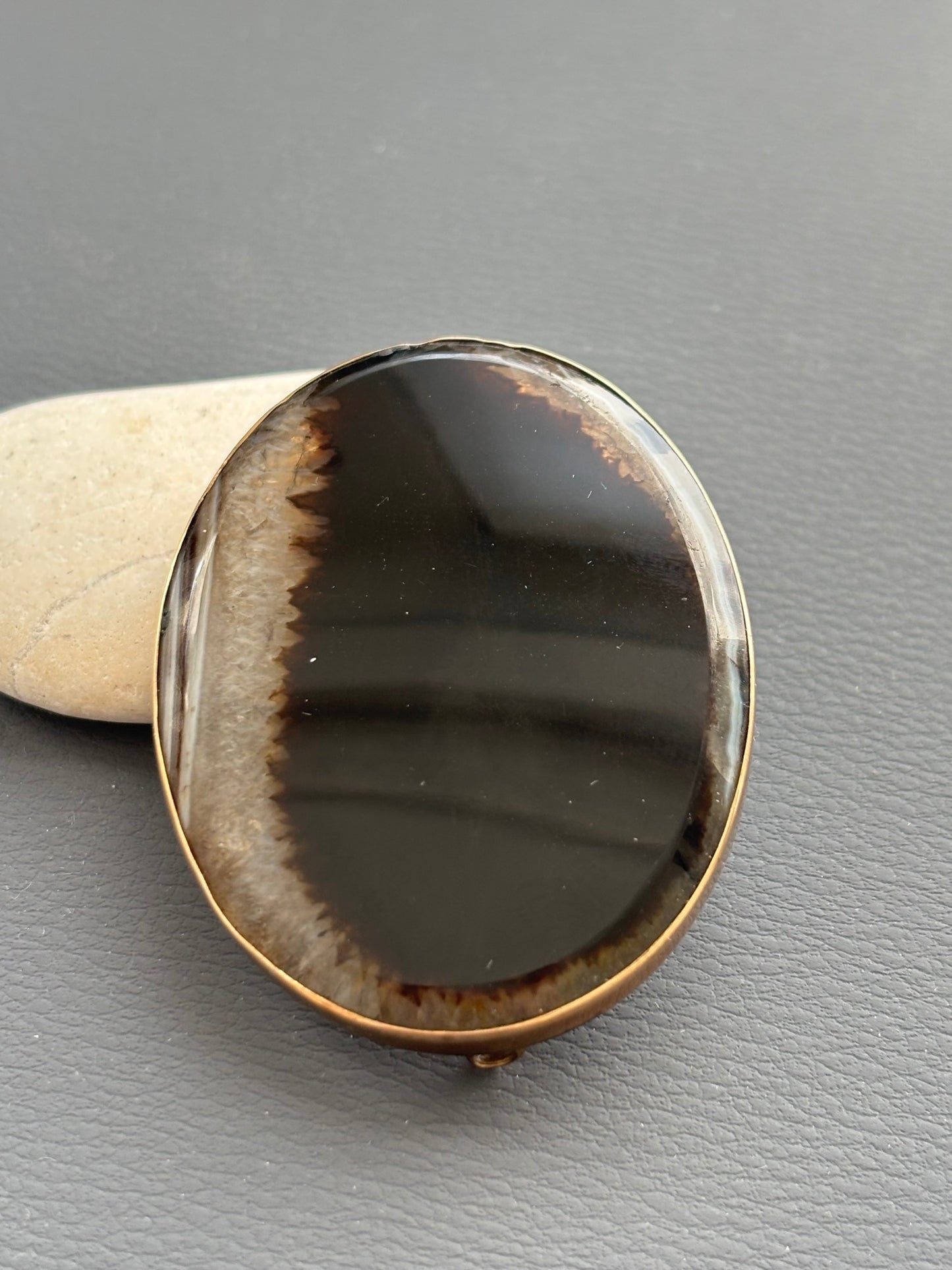 Victorian 9k Gold Banded Agate Brooch
