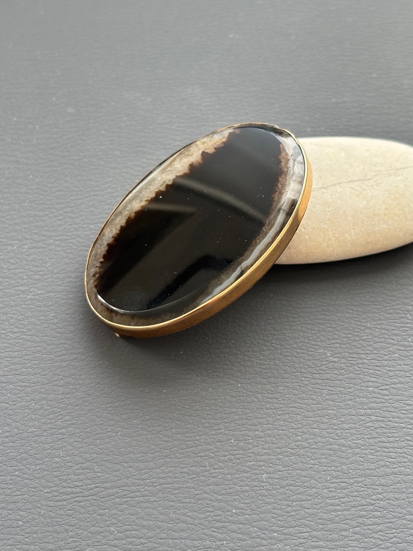 Victorian 9k Gold Banded Agate Brooch