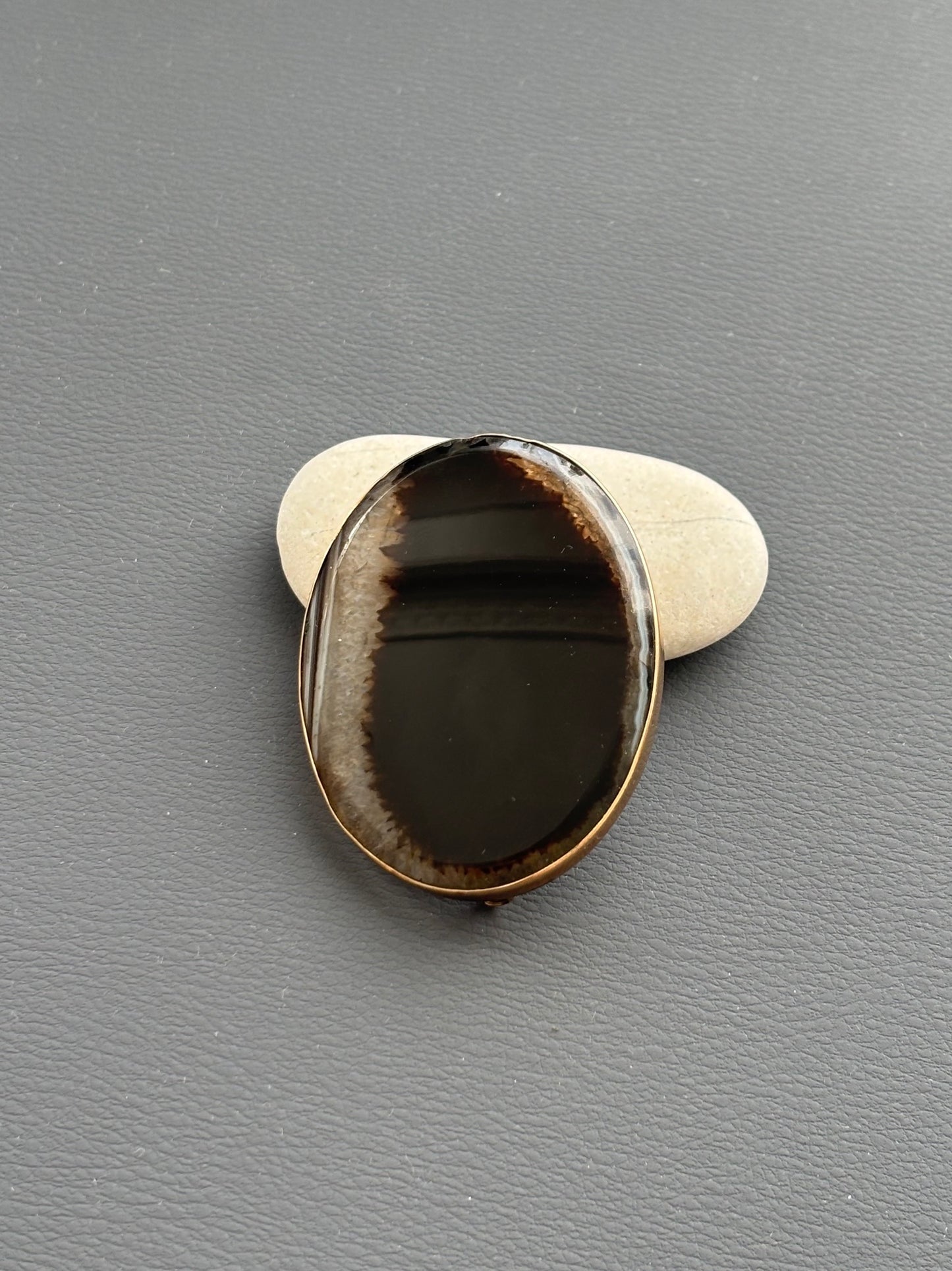Victorian 9k Gold Banded Agate Brooch