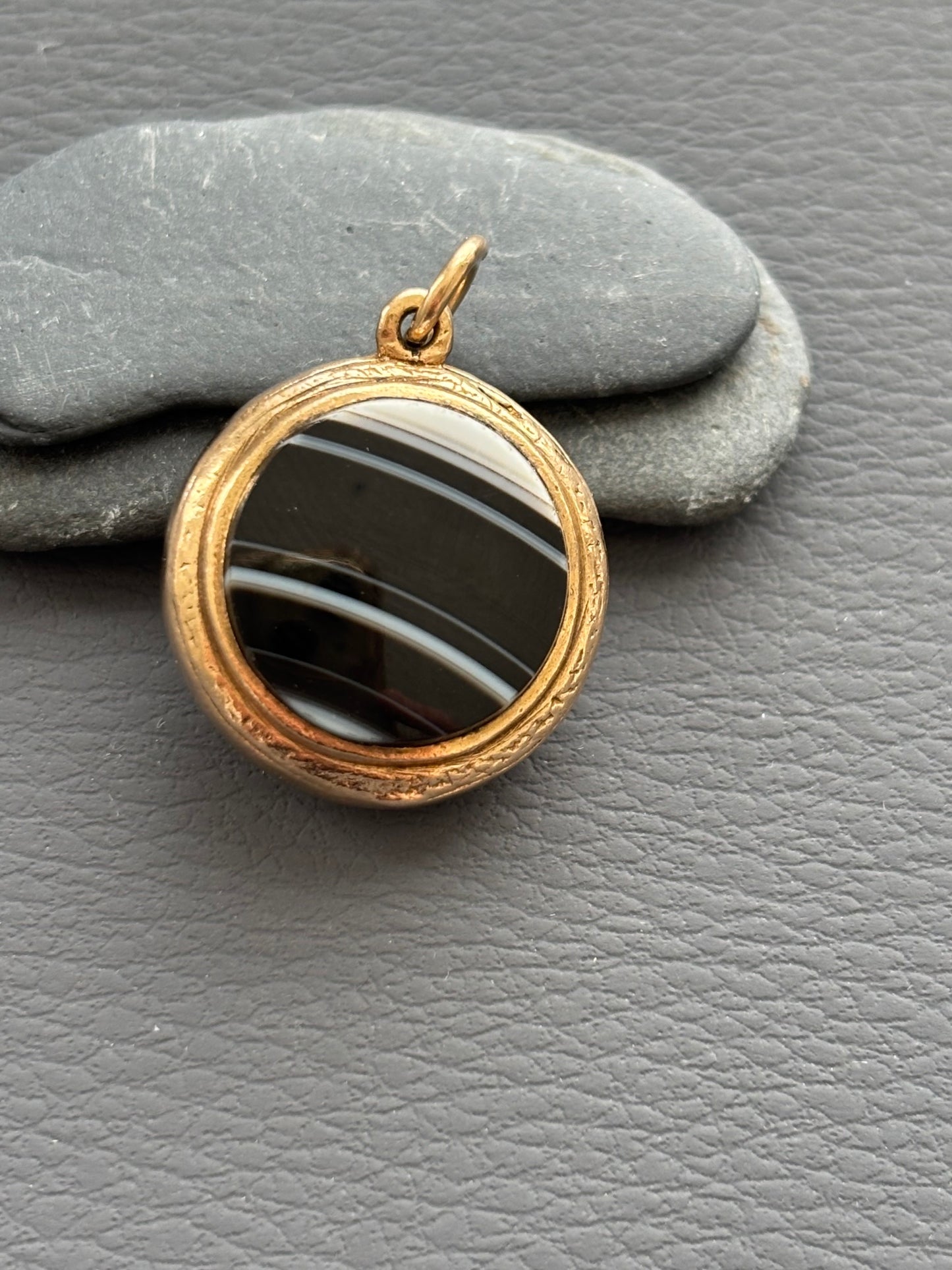 Vintage 9ct Gold Banded Agate Pendant