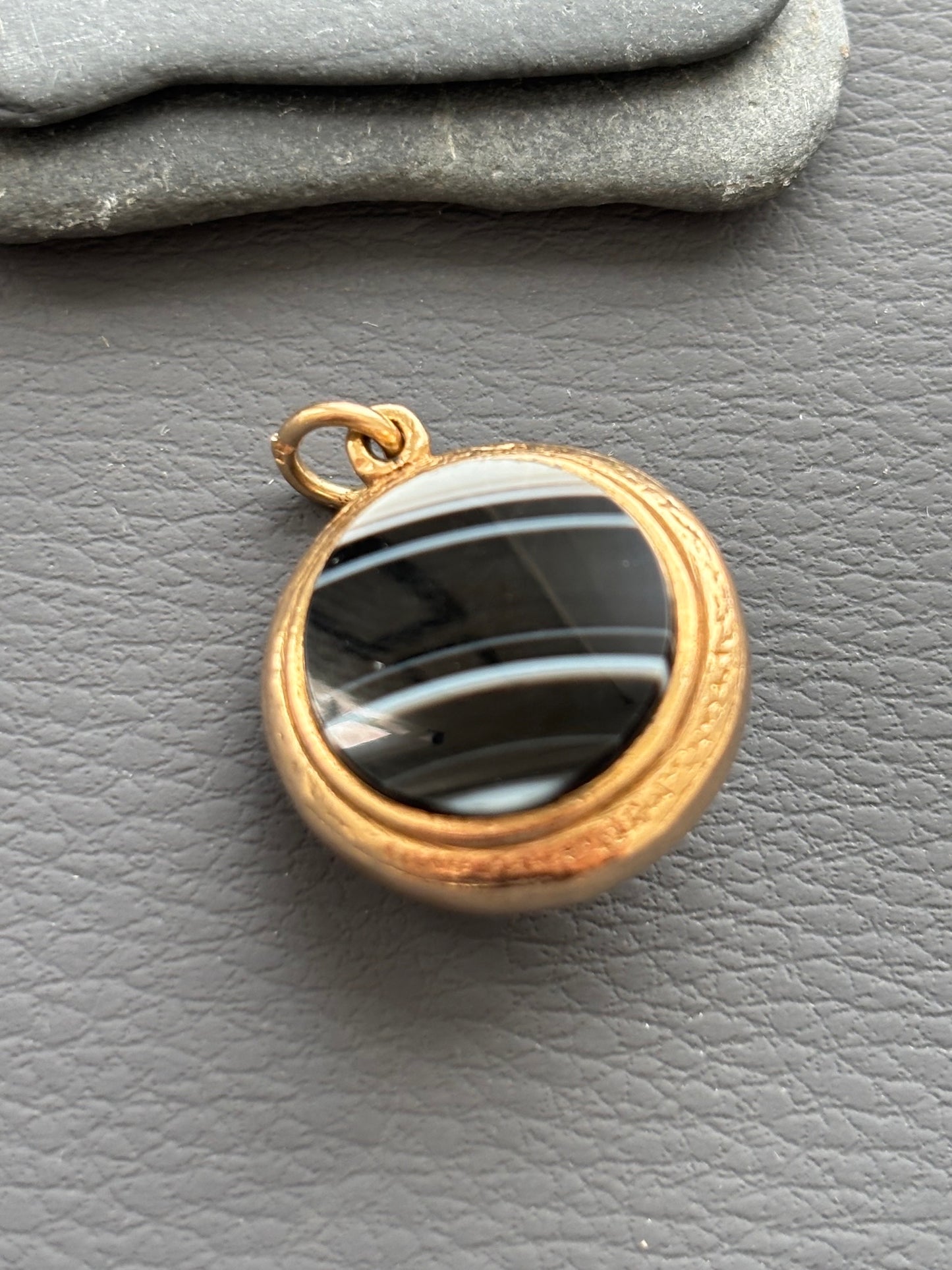 Vintage 9ct Gold Banded Agate Pendant