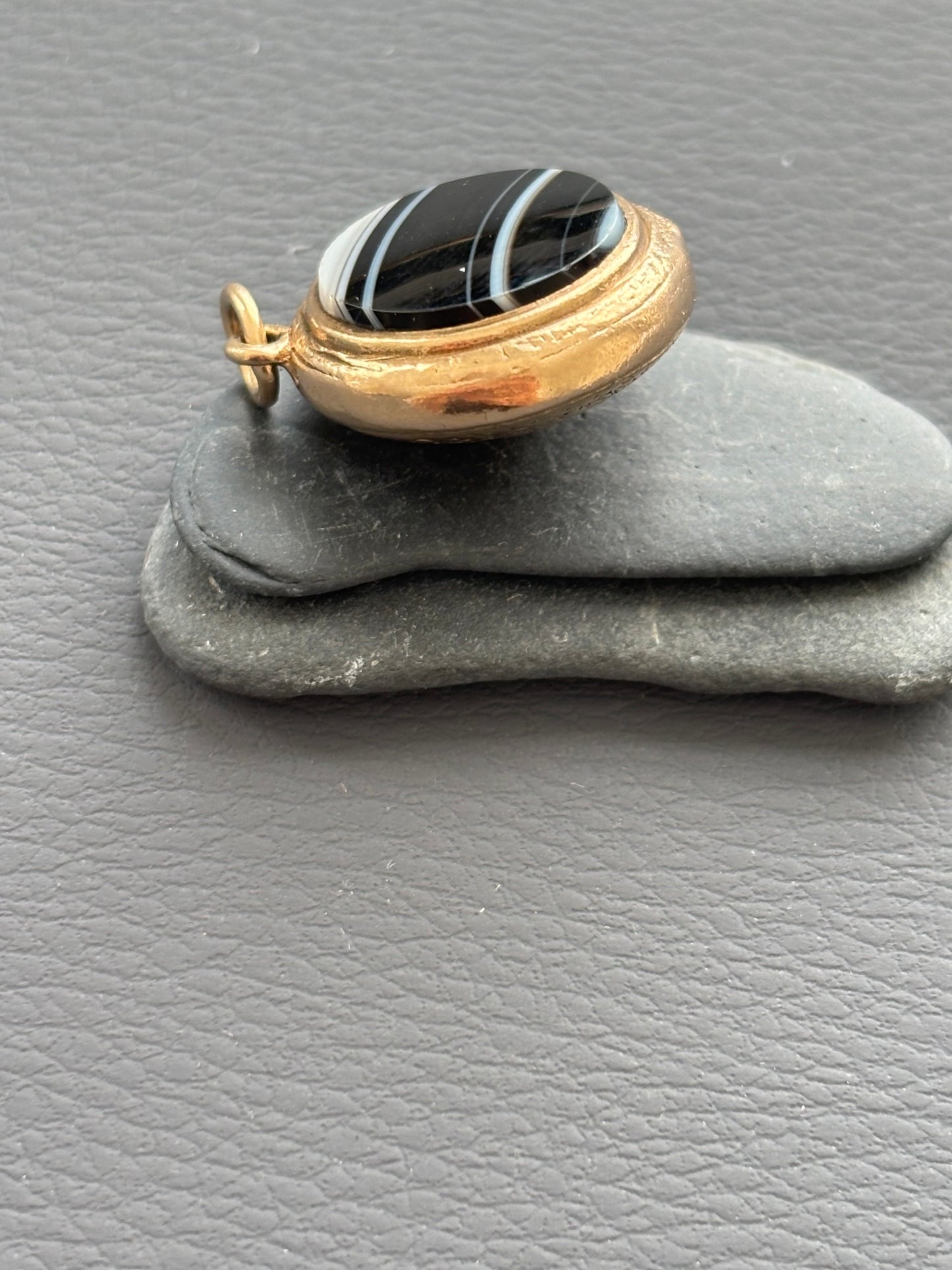 Vintage 9ct Gold Banded Agate Pendant