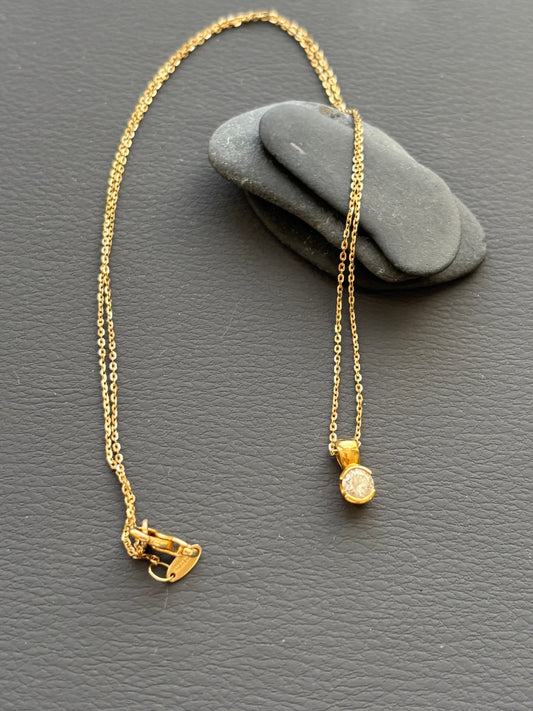 18k Gold Floating Diamond Necklace