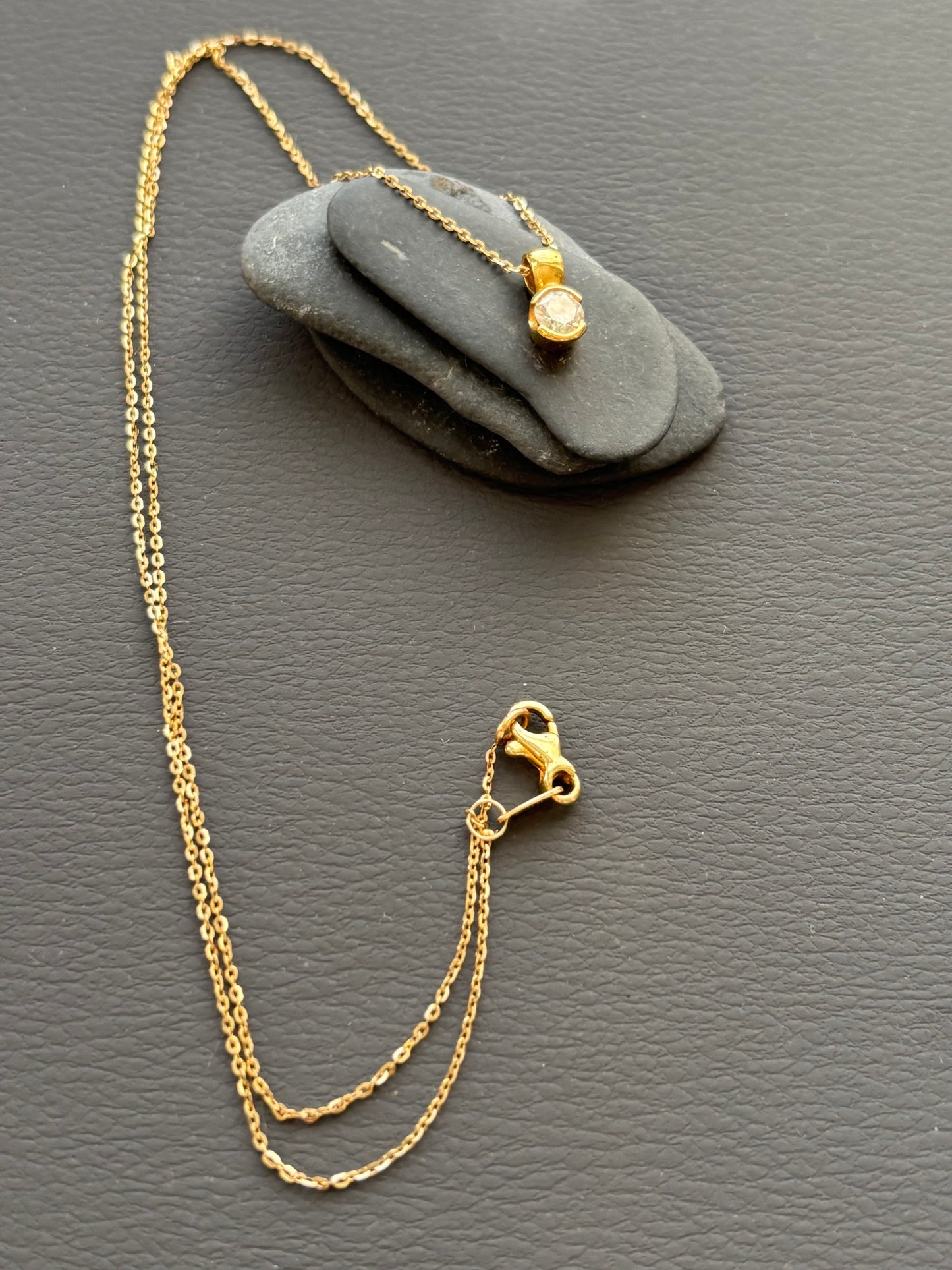 18k Gold Floating Diamond Necklace