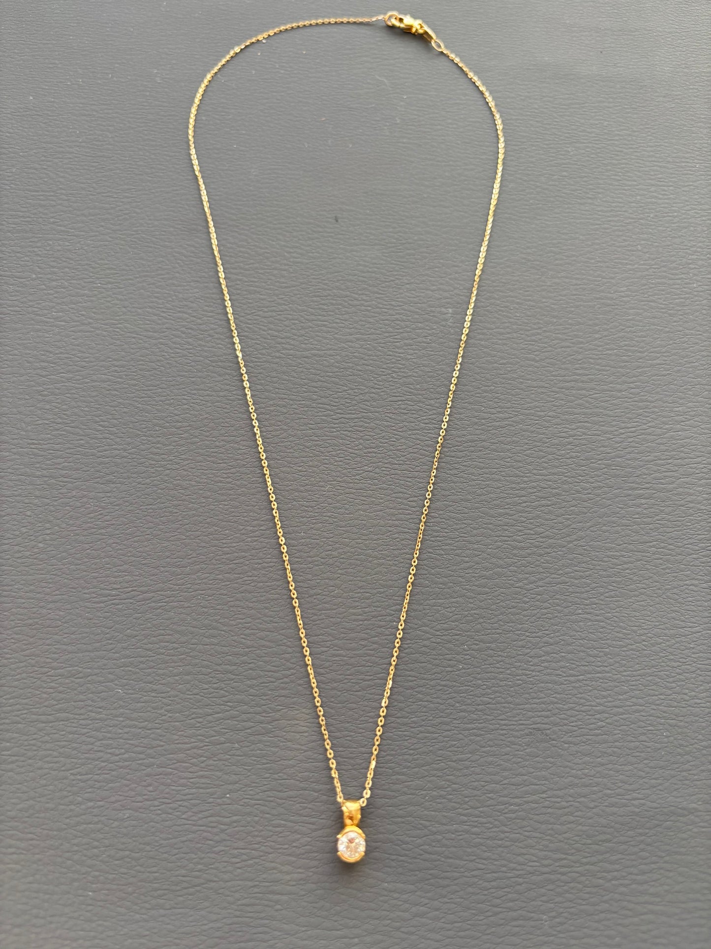 18k Gold Floating Diamond Necklace