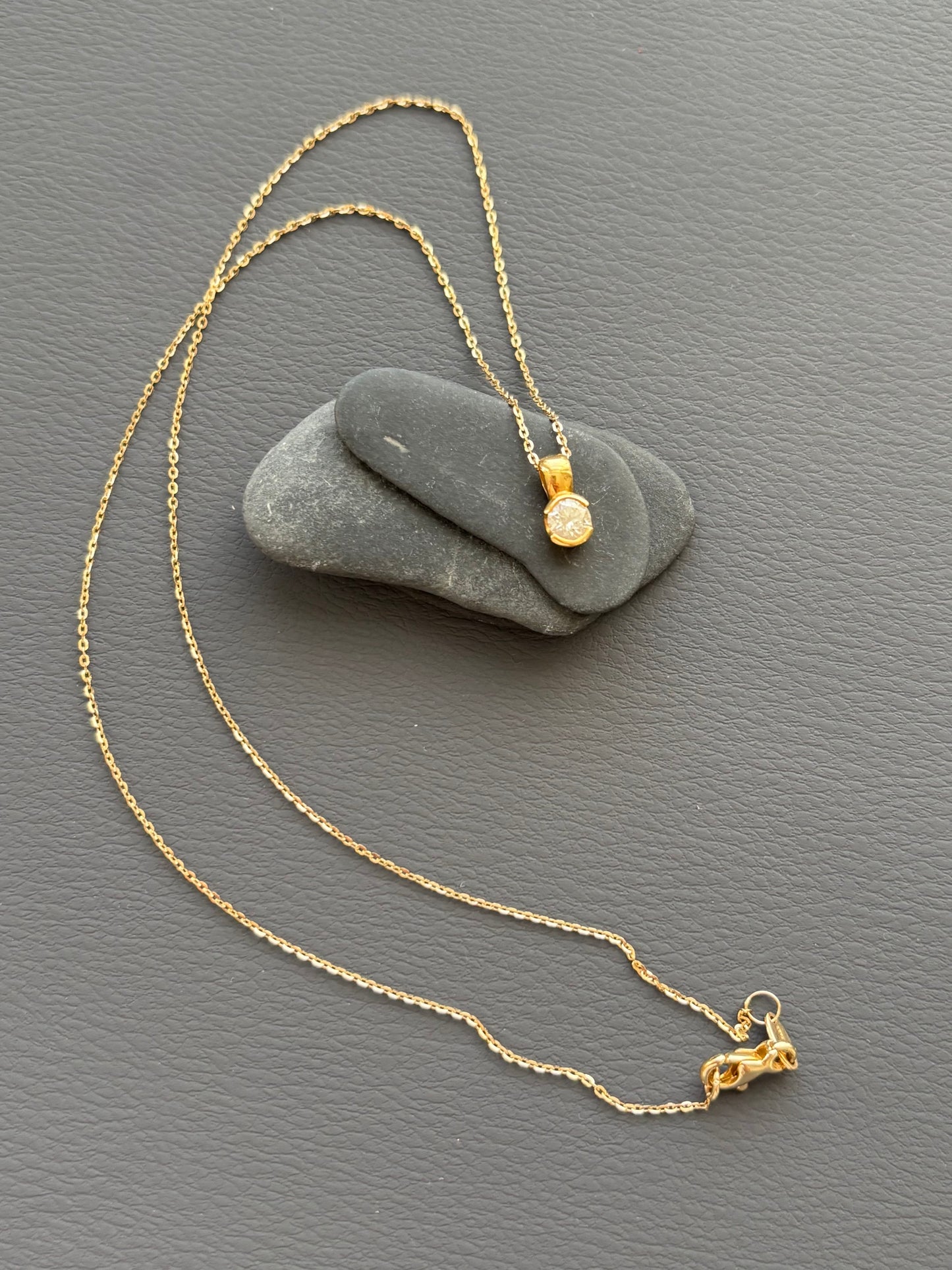 18k Gold Floating Diamond Necklace