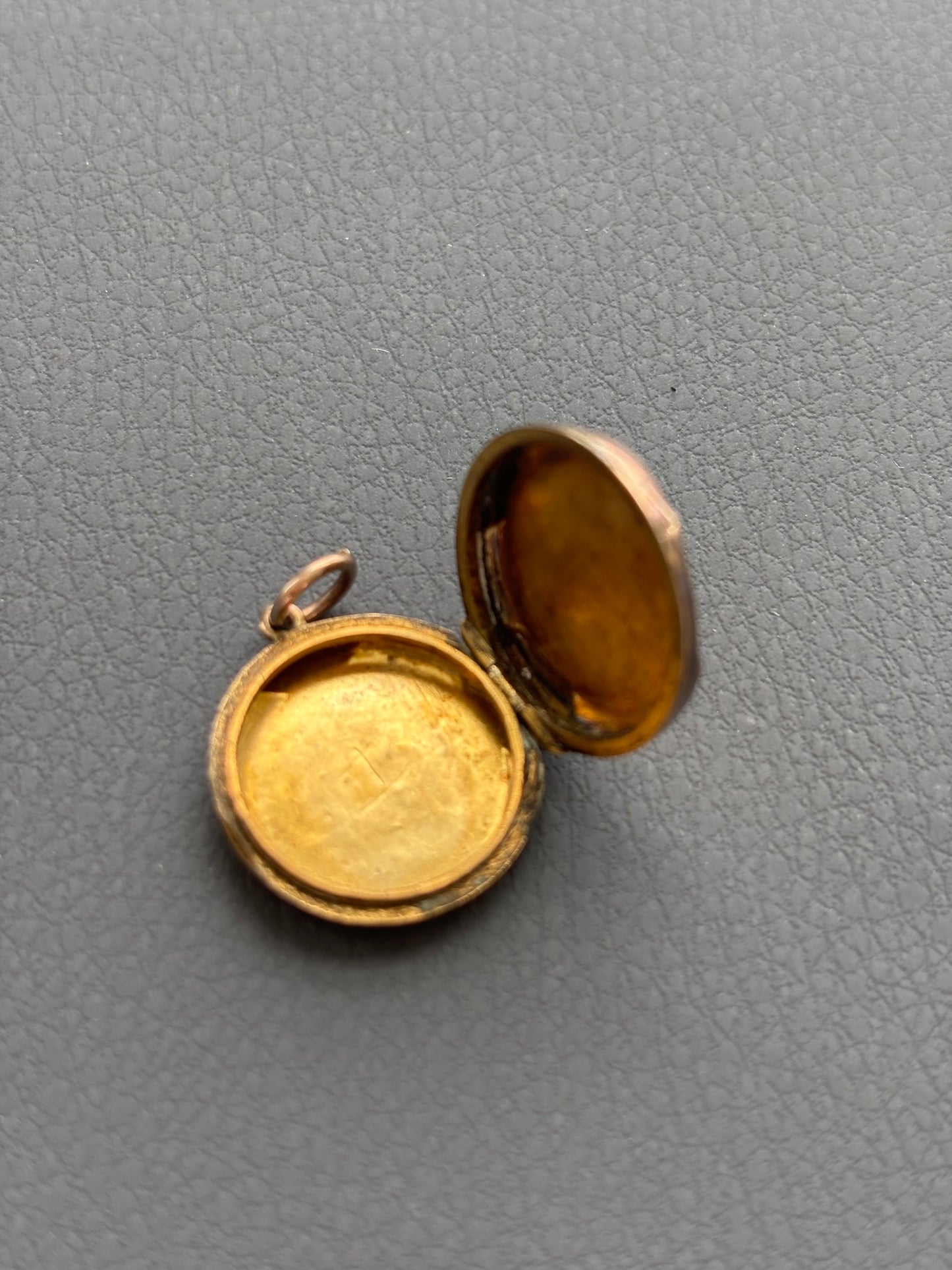 9k Gold Engraved Circular Locket