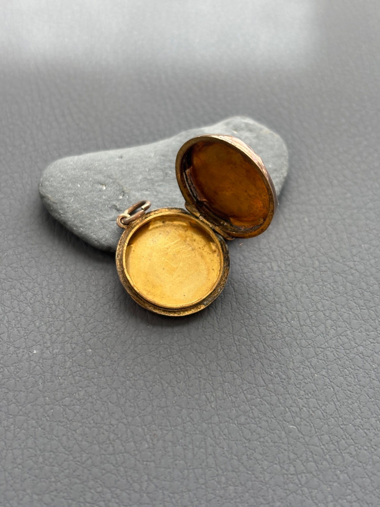 9k Gold Engraved Circular Locket