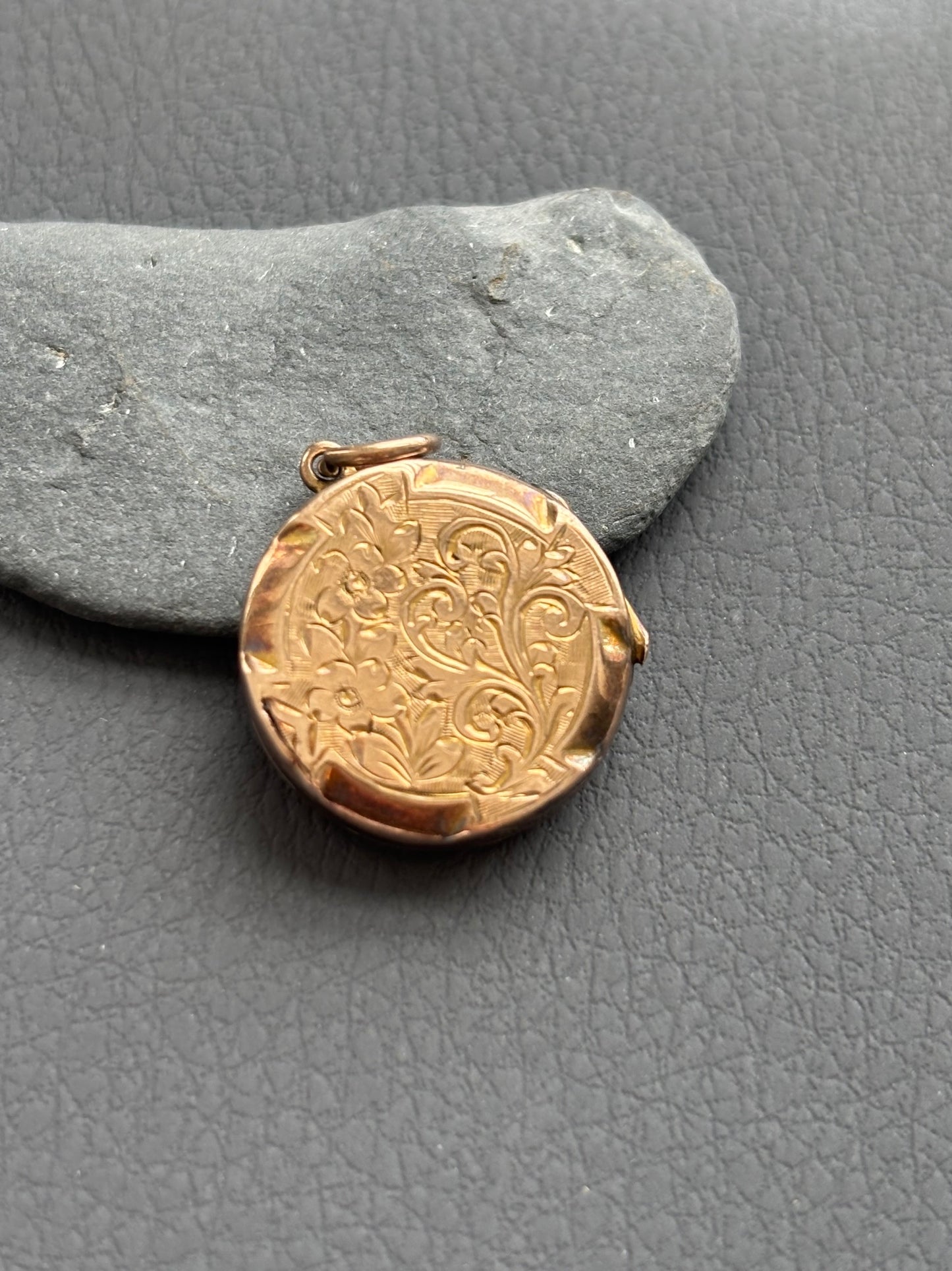 9k Gold Engraved Circular Locket