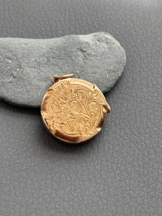 9k Gold Engraved Circular Locket