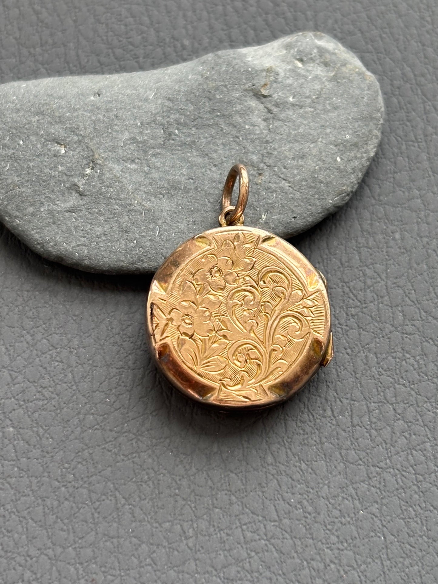 9k Gold Engraved Circular Locket