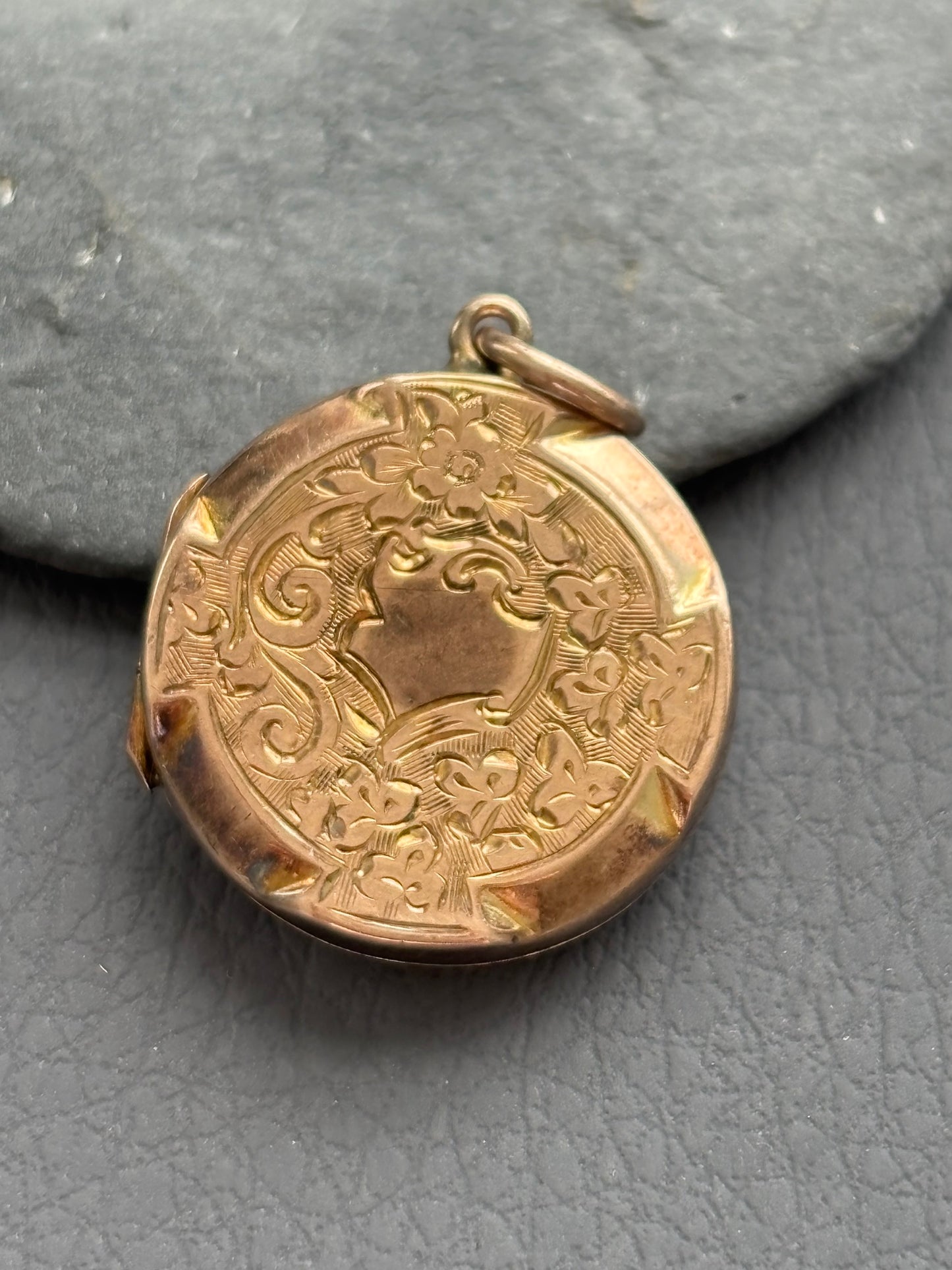 9k Gold Engraved Circular Locket
