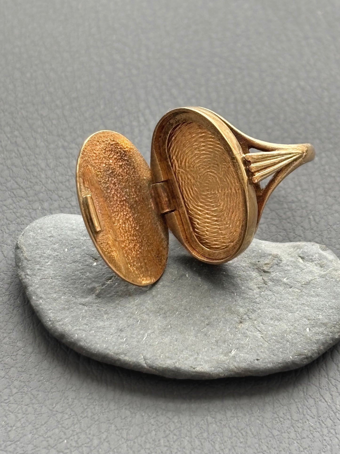 Vintage 9k Gold Engraved Locket Ring