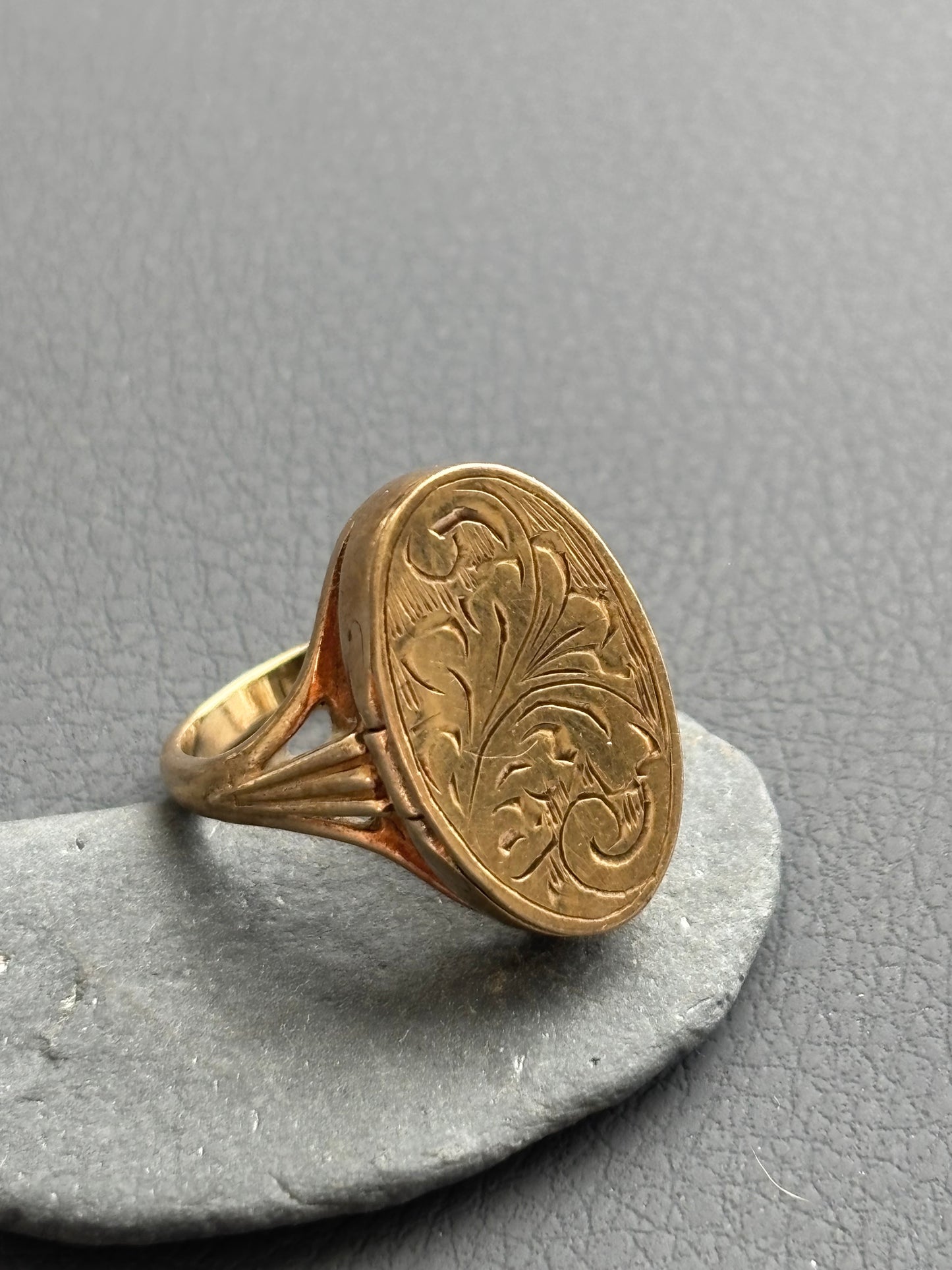 Vintage 9k Gold Engraved Locket Ring