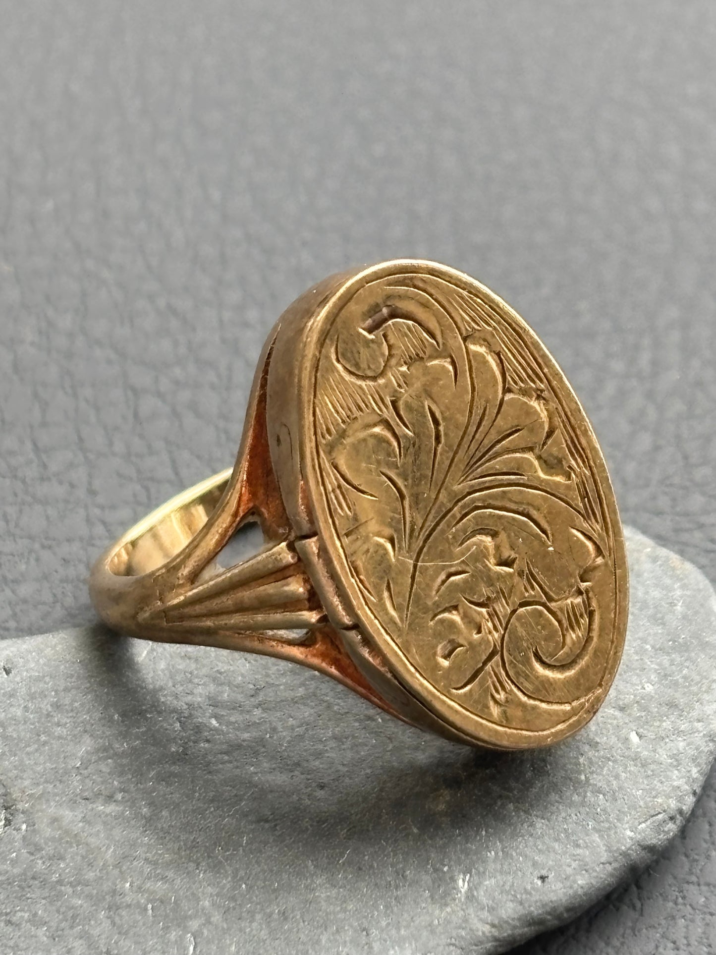 Vintage 9k Gold Engraved Locket Ring