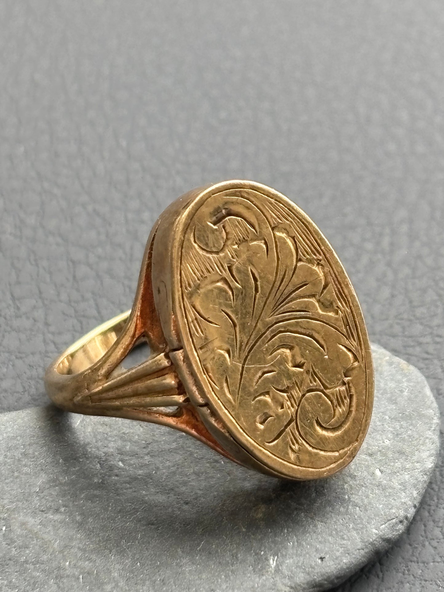 Vintage 9k Gold Engraved Locket Ring