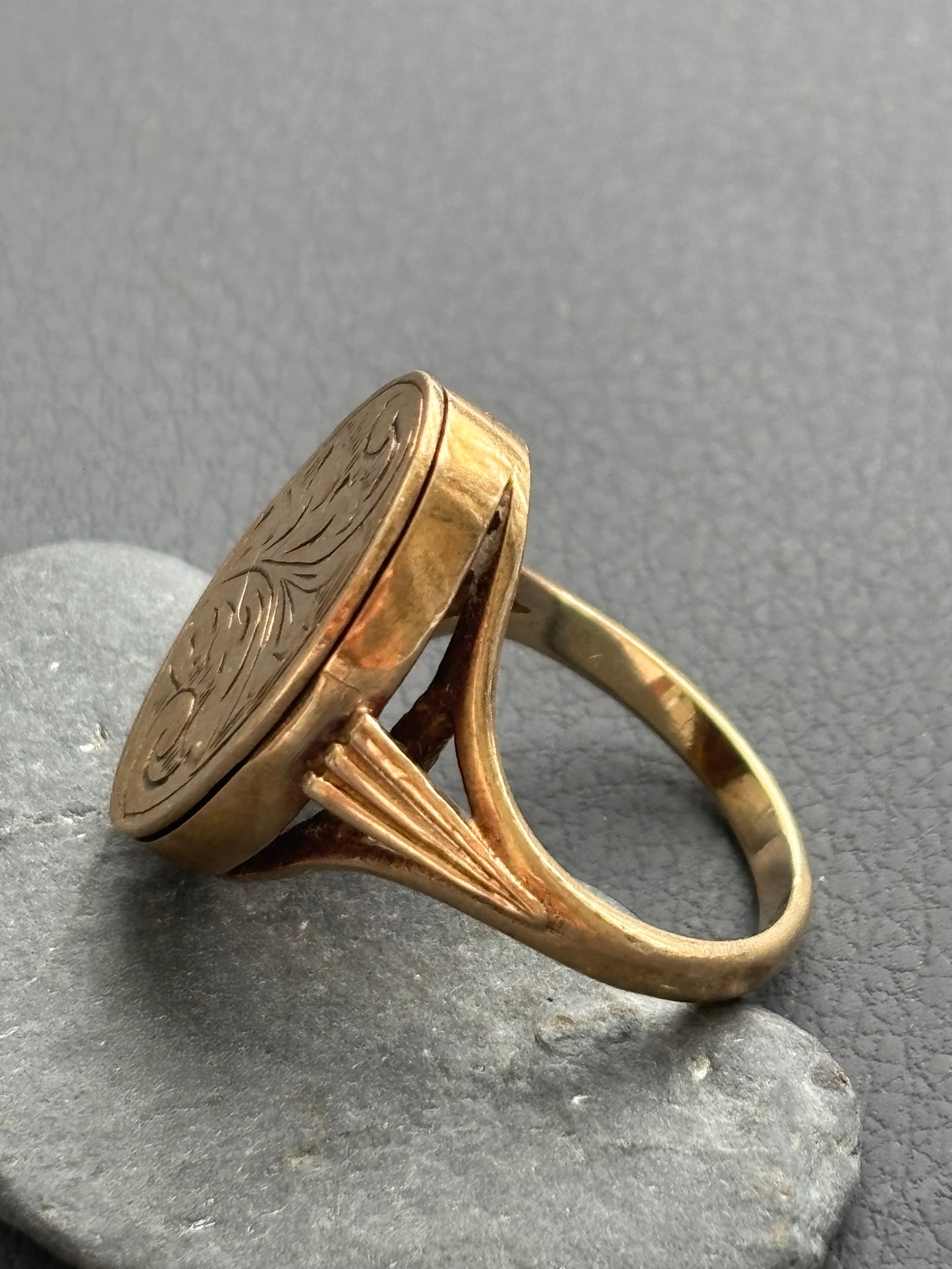 Vintage 9k Gold Engraved Locket Ring