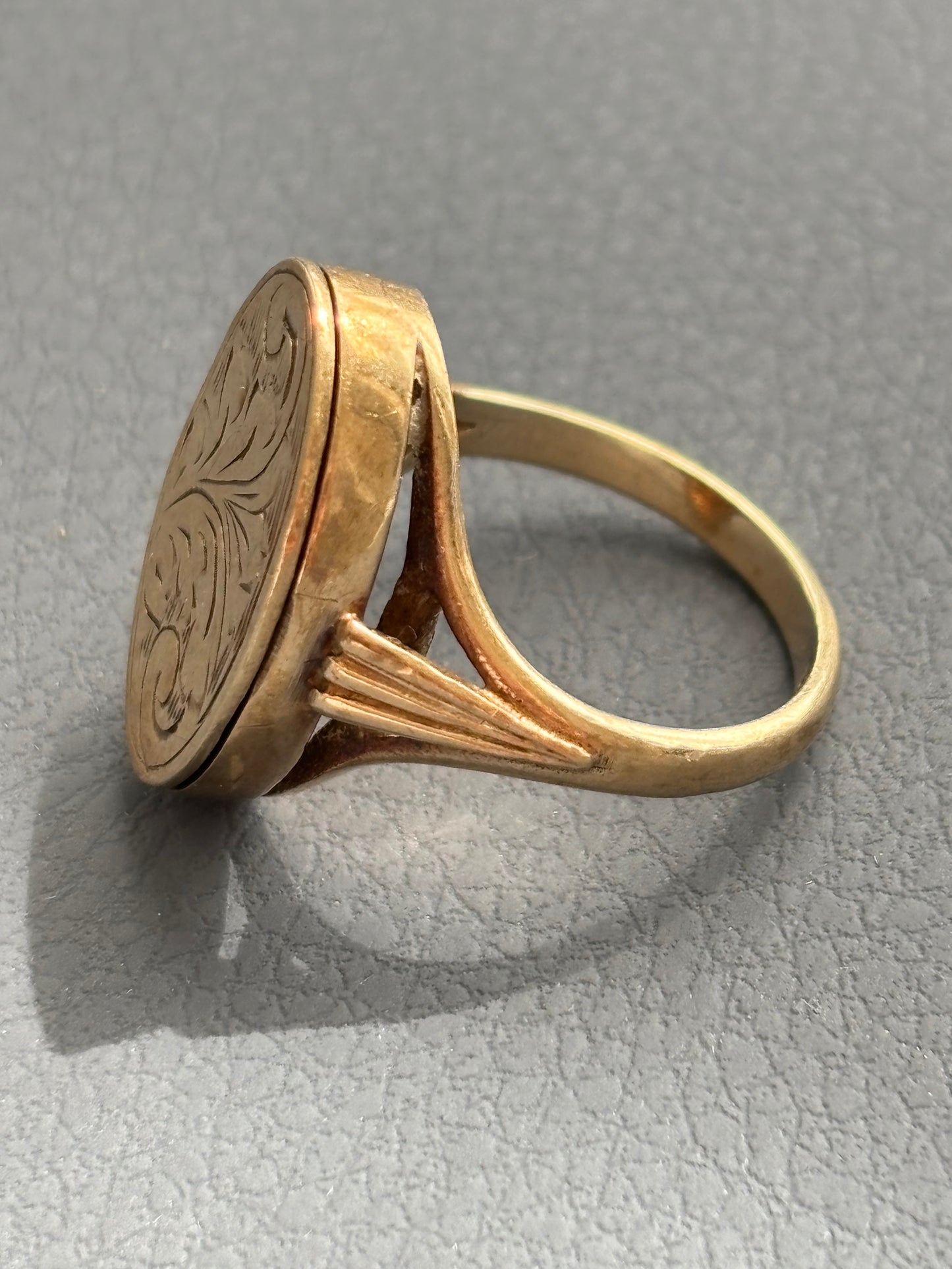 Vintage 9k Gold Engraved Locket Ring
