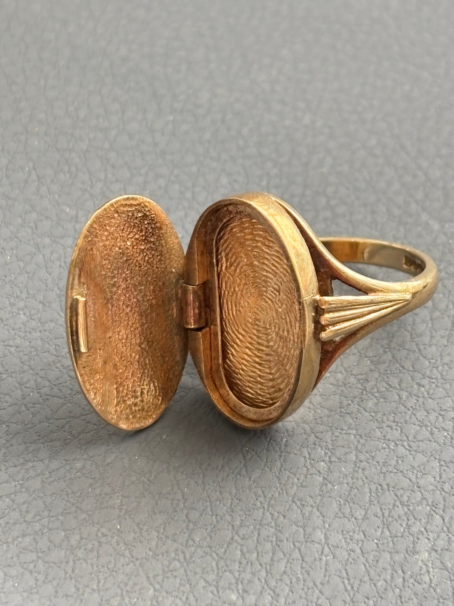 Vintage 9k Gold Engraved Locket Ring