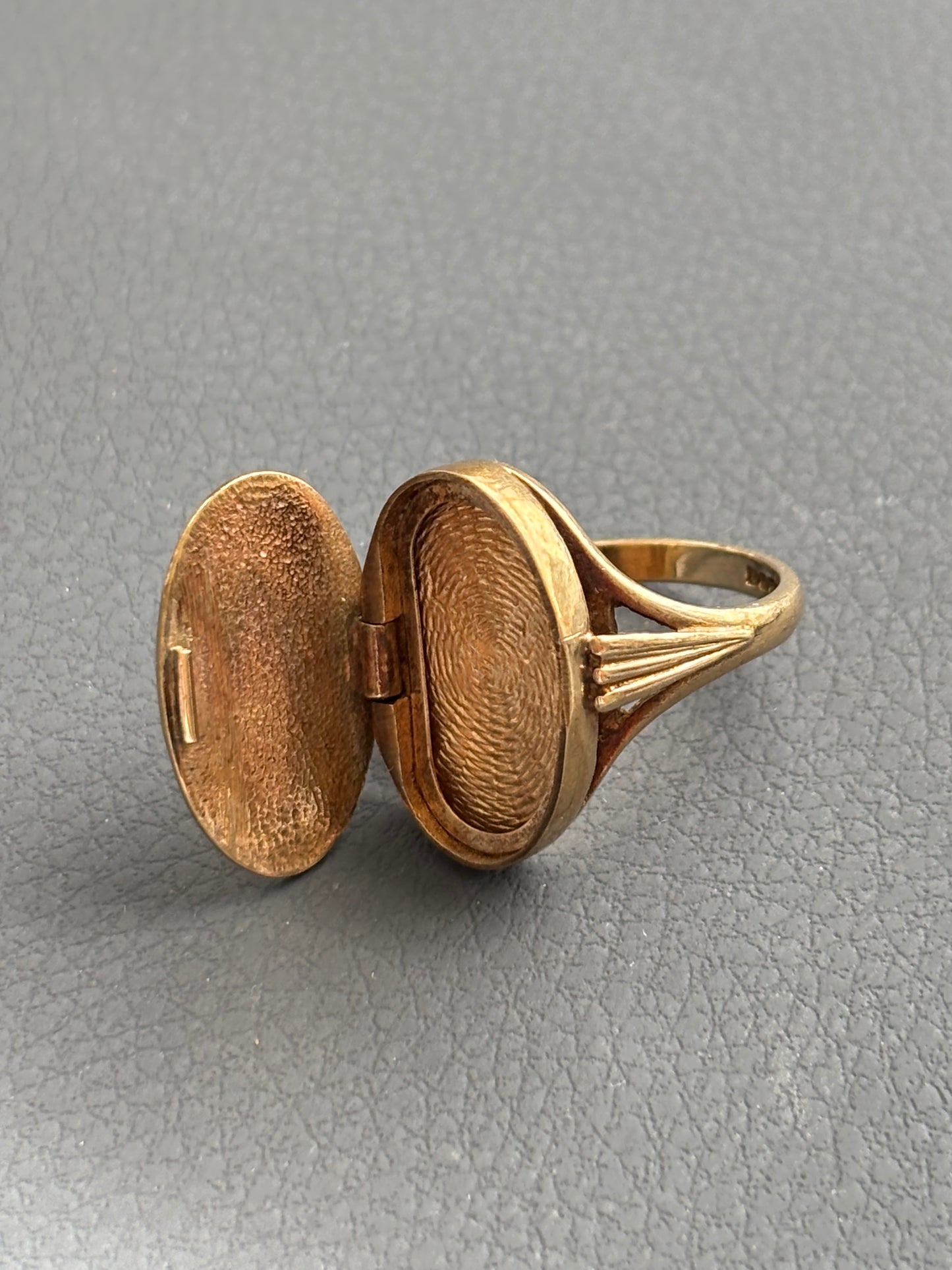 Vintage 9k Gold Engraved Locket Ring