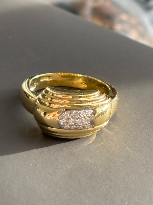 Vintage 18k Gold and 12 Diamond Ring