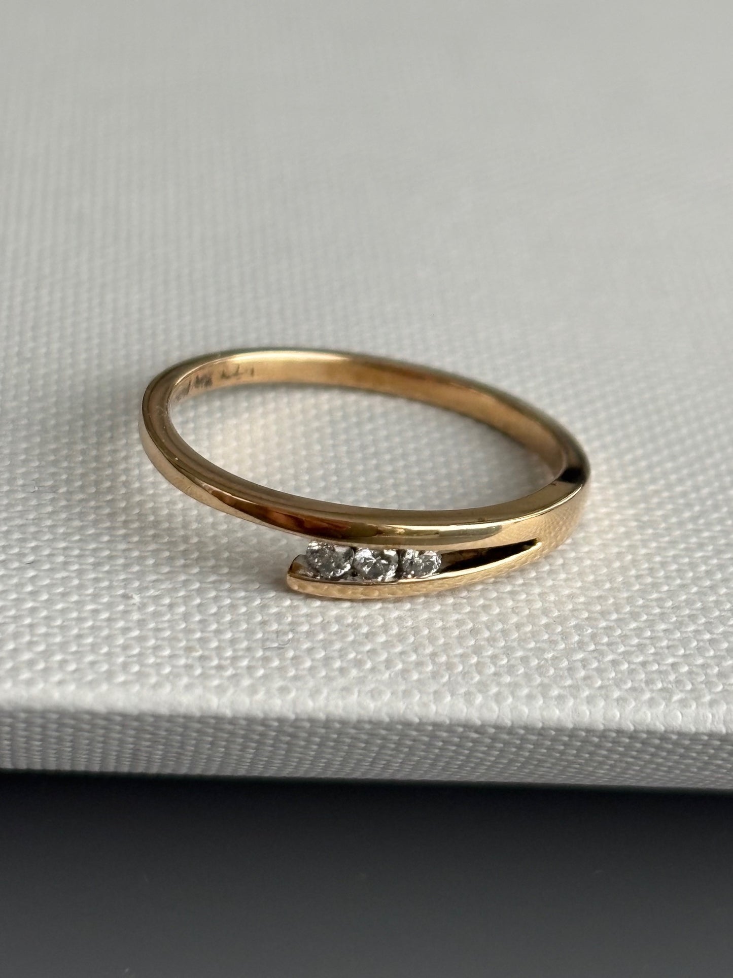 Vintage 9k Gold Tension Set Diamond Ring